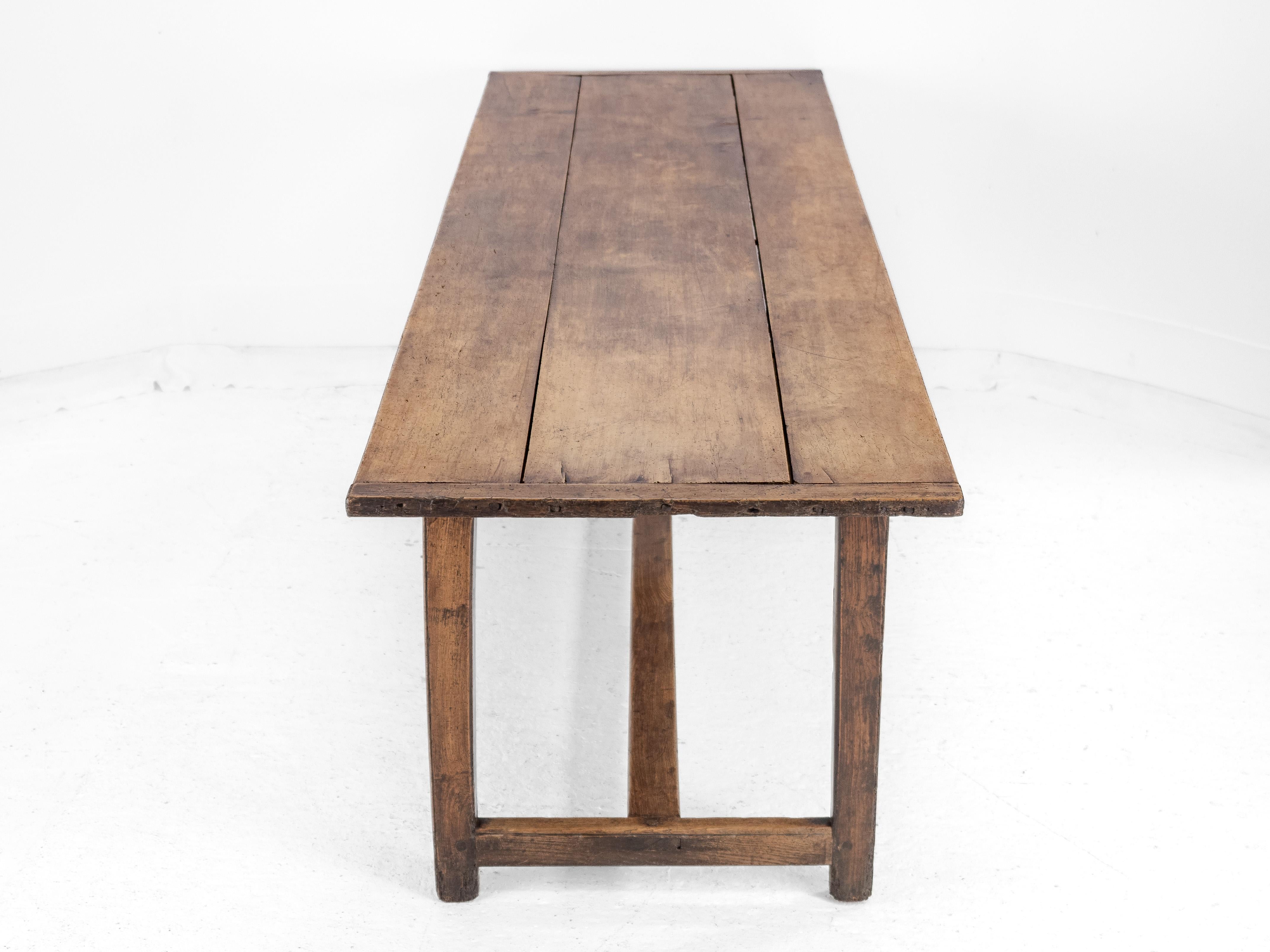 Gran mesa de comedor de granja francesa de principios del siglo XIX de madera de peral y olmo en venta 5