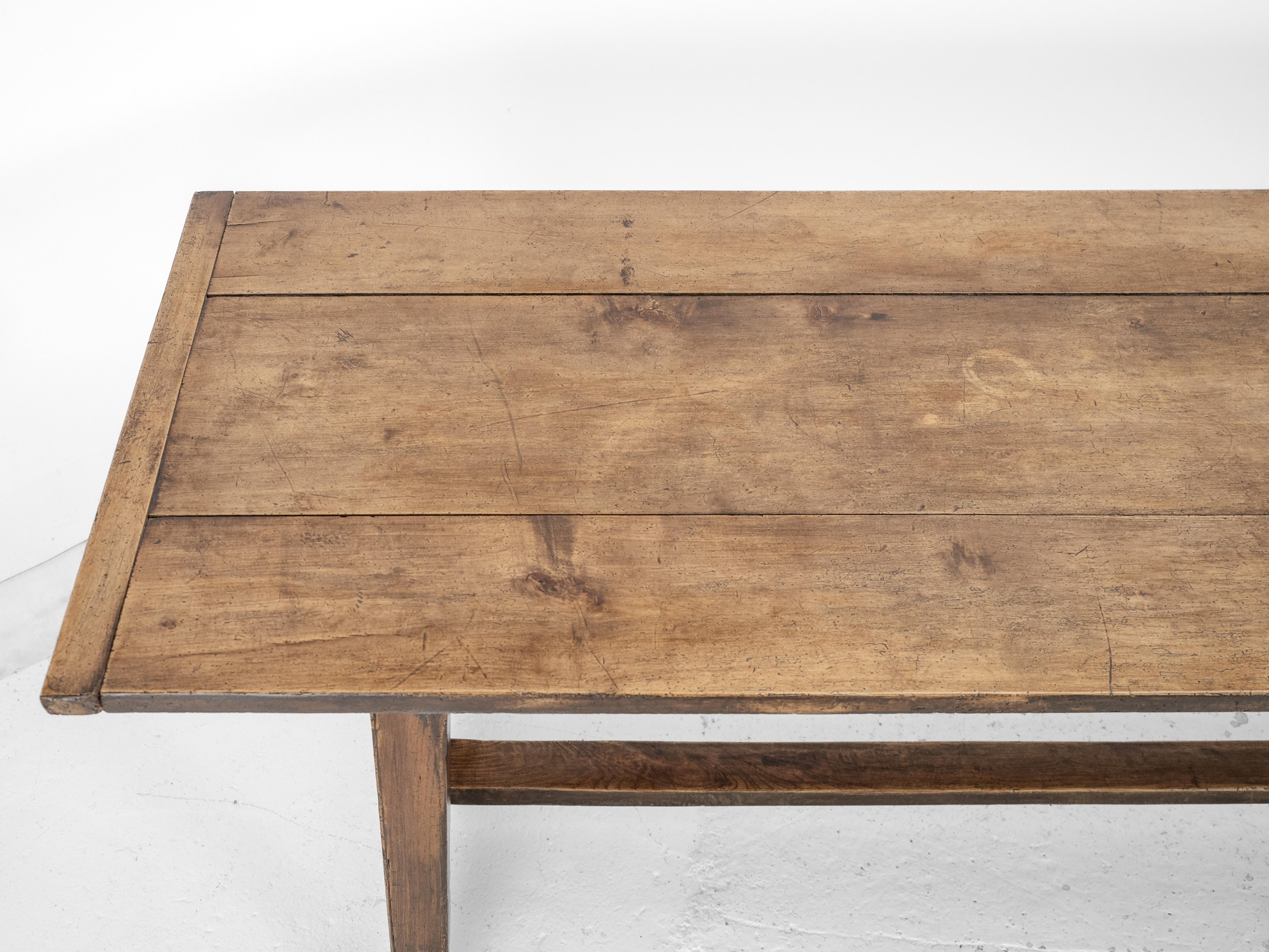 Gran mesa de comedor de granja francesa de principios del siglo XIX de madera de peral y olmo en venta 8