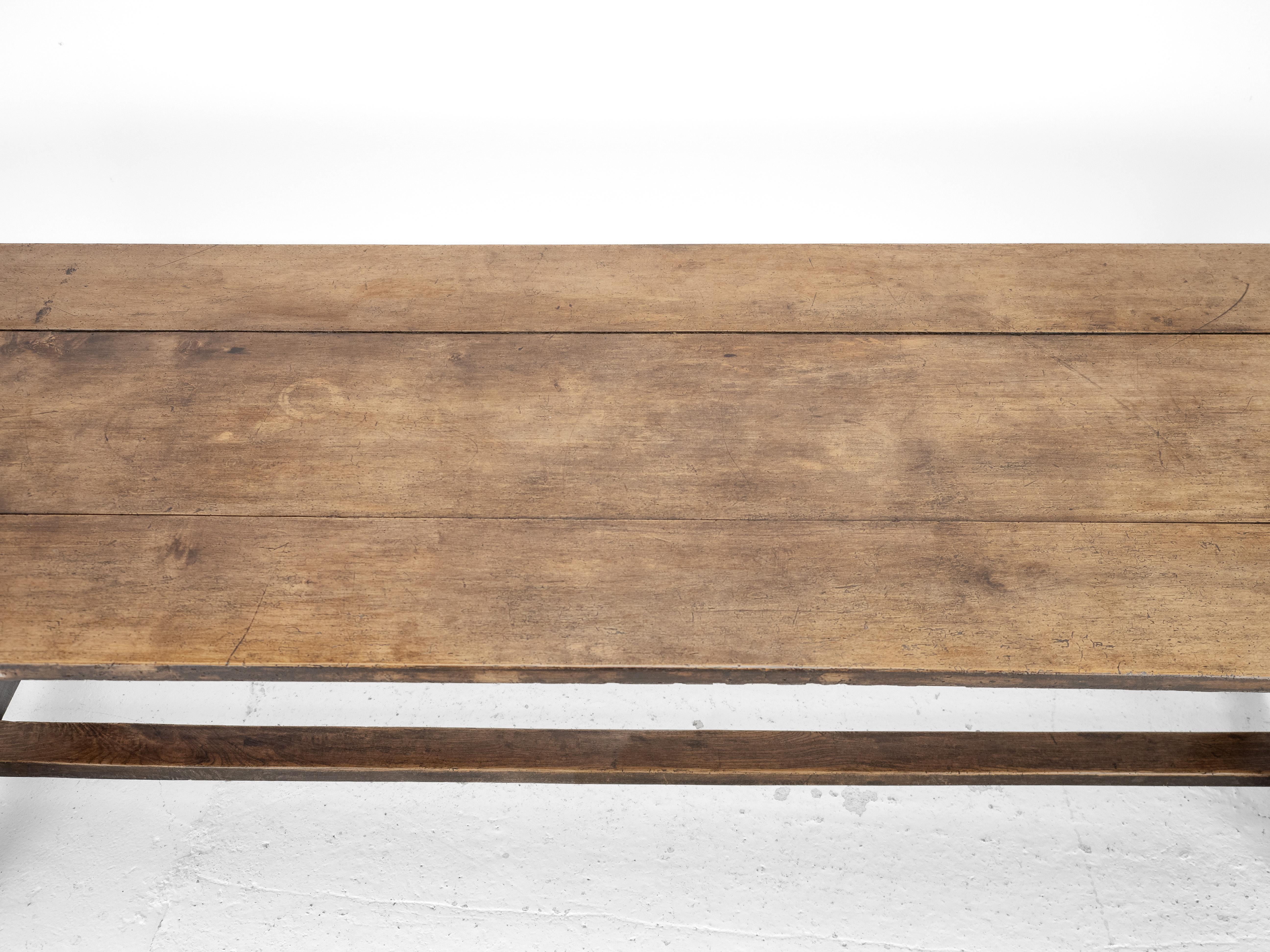 Gran mesa de comedor de granja francesa de principios del siglo XIX de madera de peral y olmo en venta 9