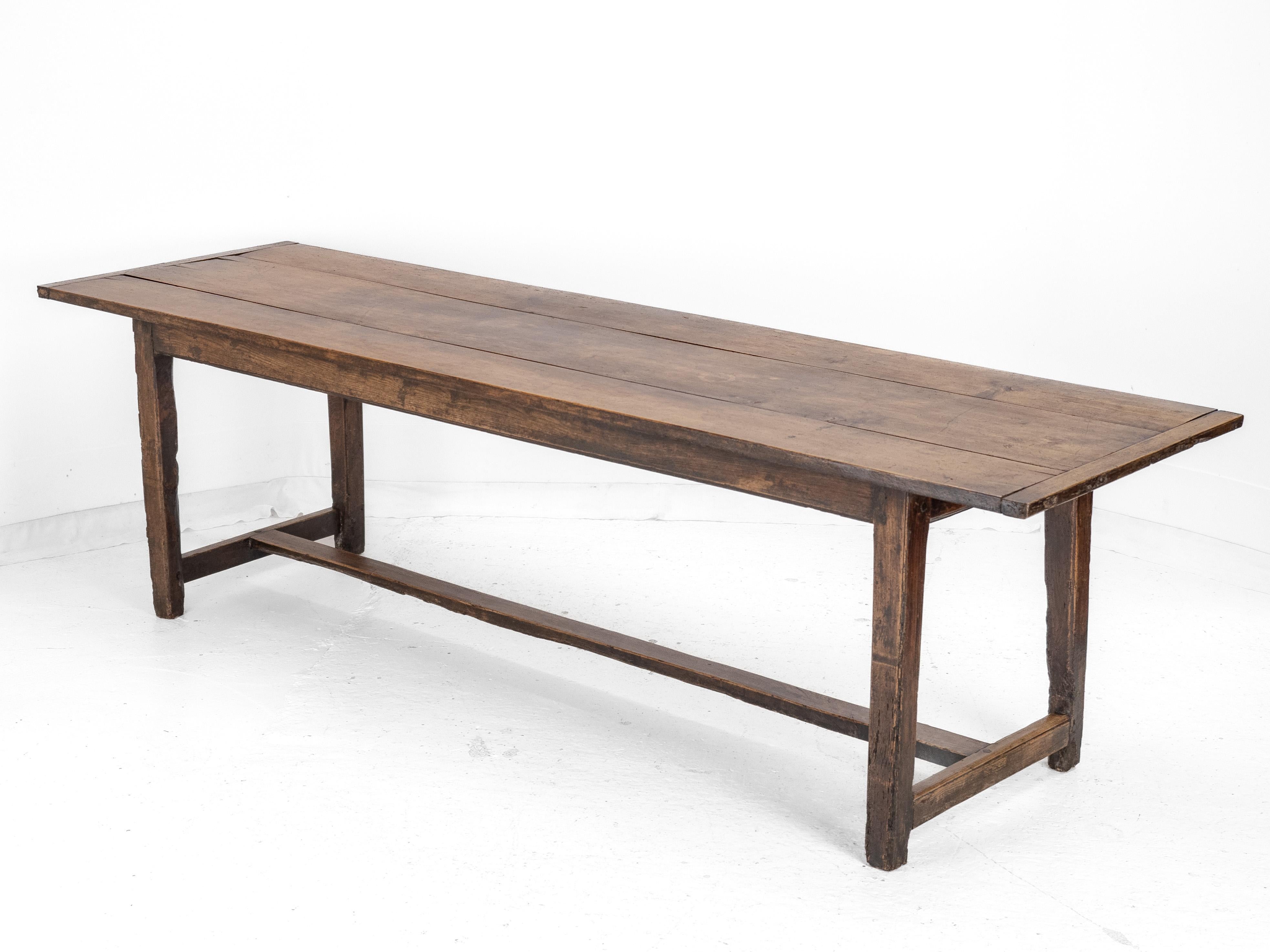 En la foto, la mesa de refectorio rústica francesa con tablero de más de 2,5 metros de largo, con capacidad para 10 comensales. Data de principios del siglo XIX, con tablero de madera maciza de peral de tres tablones y extremos de tablas de pan con
