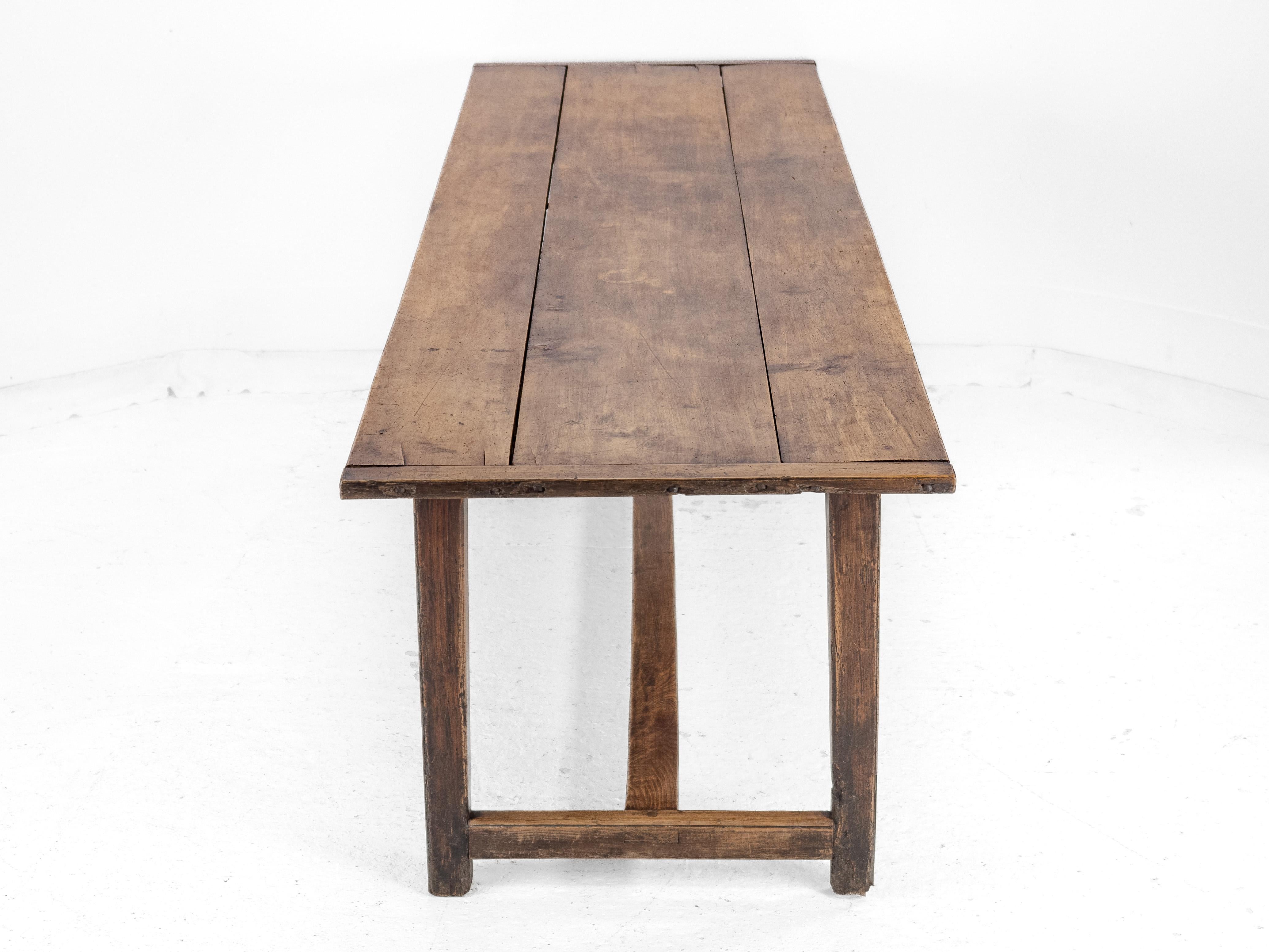 Gran mesa de comedor de granja francesa de principios del siglo XIX de madera de peral y olmo Francés en venta