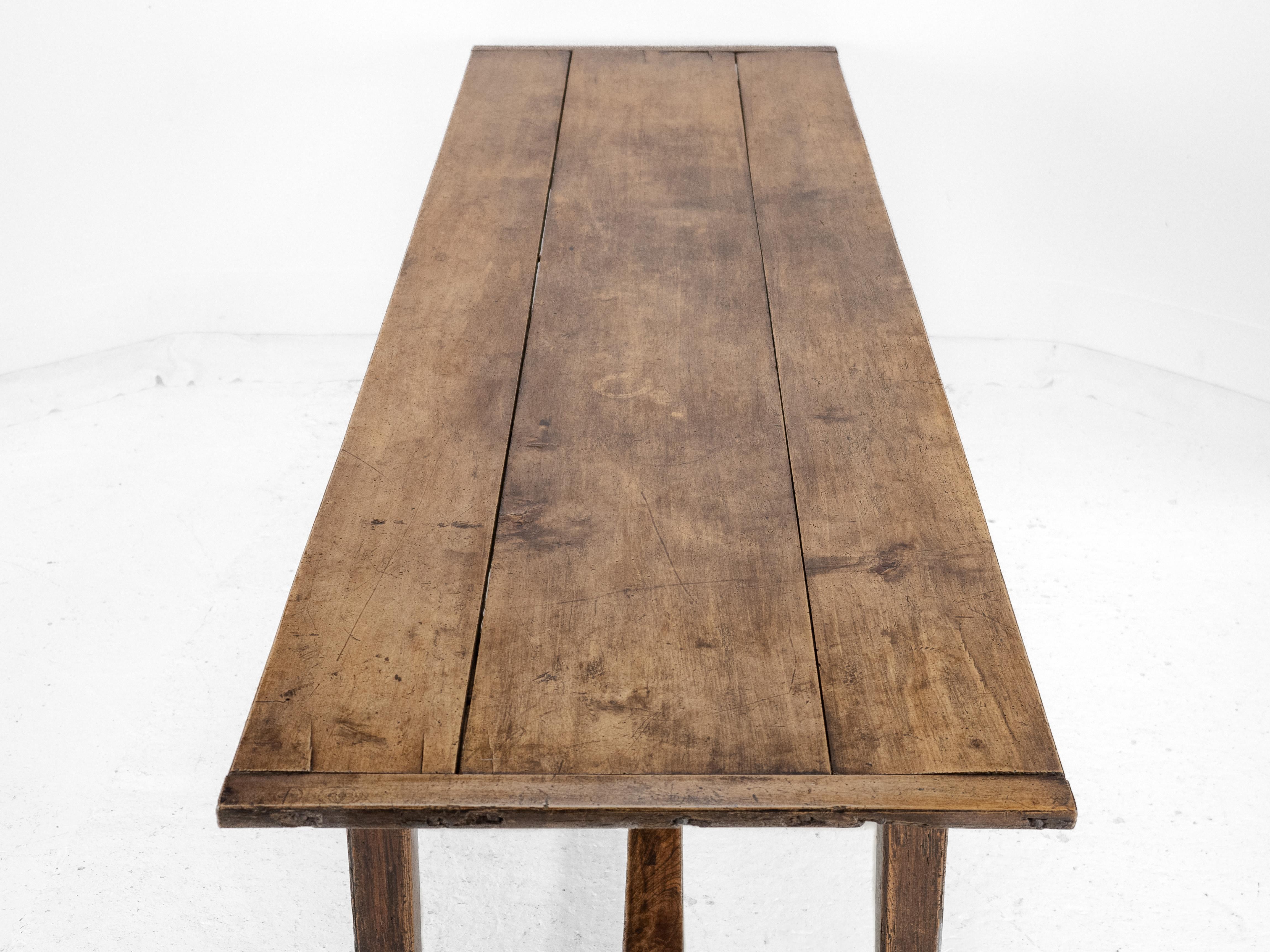 Gran mesa de comedor de granja francesa de principios del siglo XIX de madera de peral y olmo en Desgastado estado para la venta en Leeds, GB
