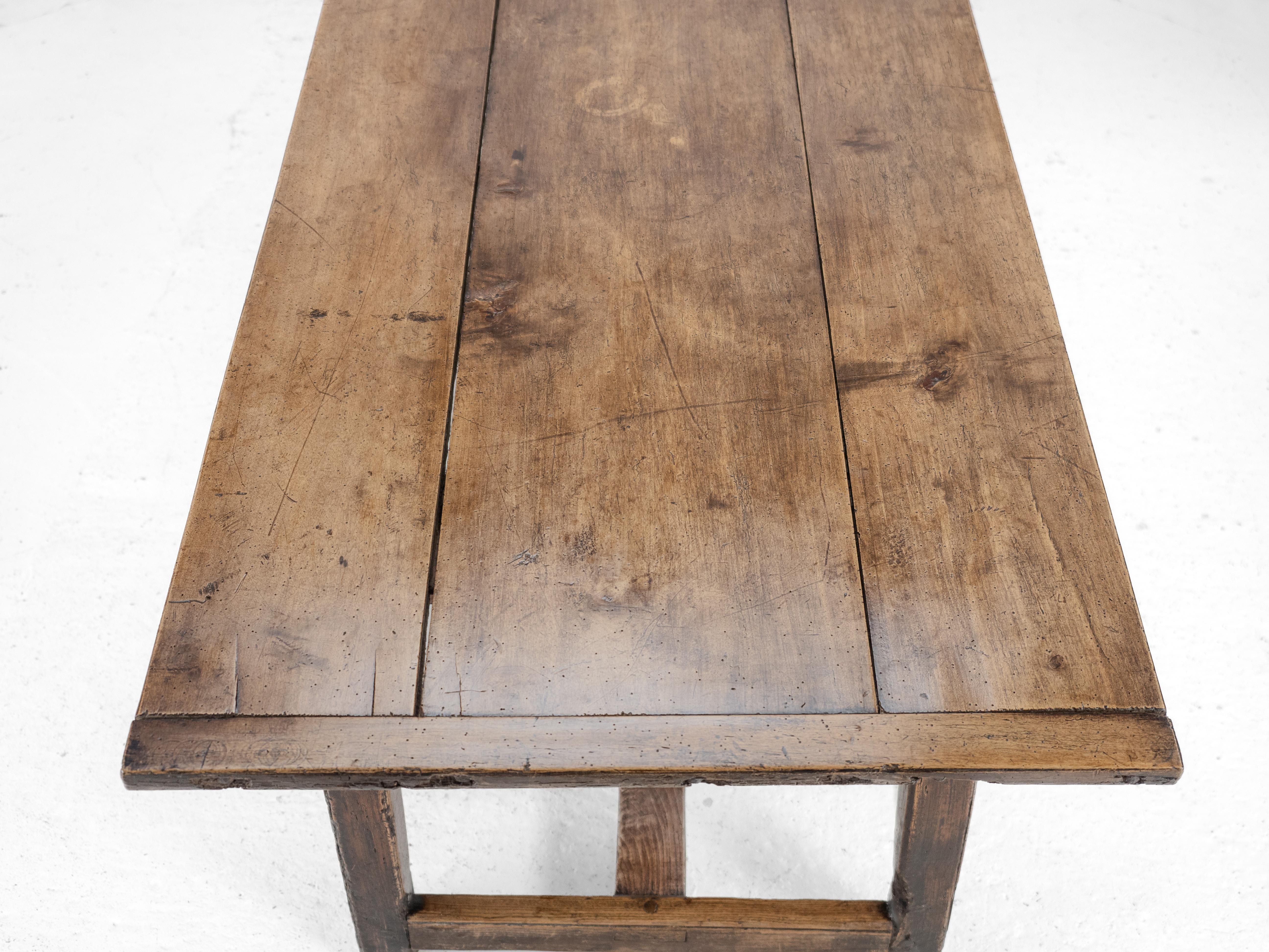 Gran mesa de comedor de granja francesa de principios del siglo XIX de madera de peral y olmo siglo XVIII en venta