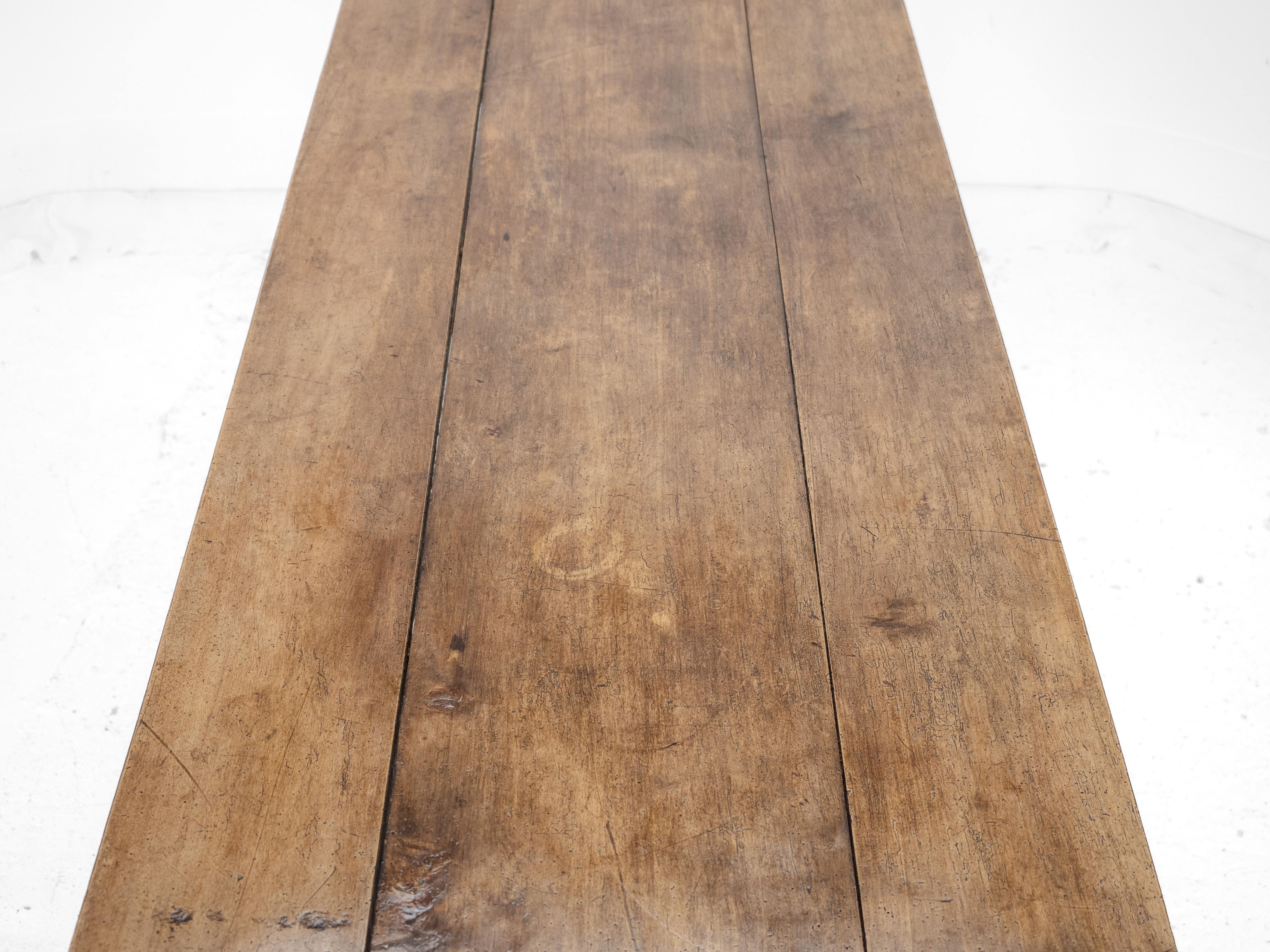 Gran mesa de comedor de granja francesa de principios del siglo XIX de madera de peral y olmo Olmo en venta