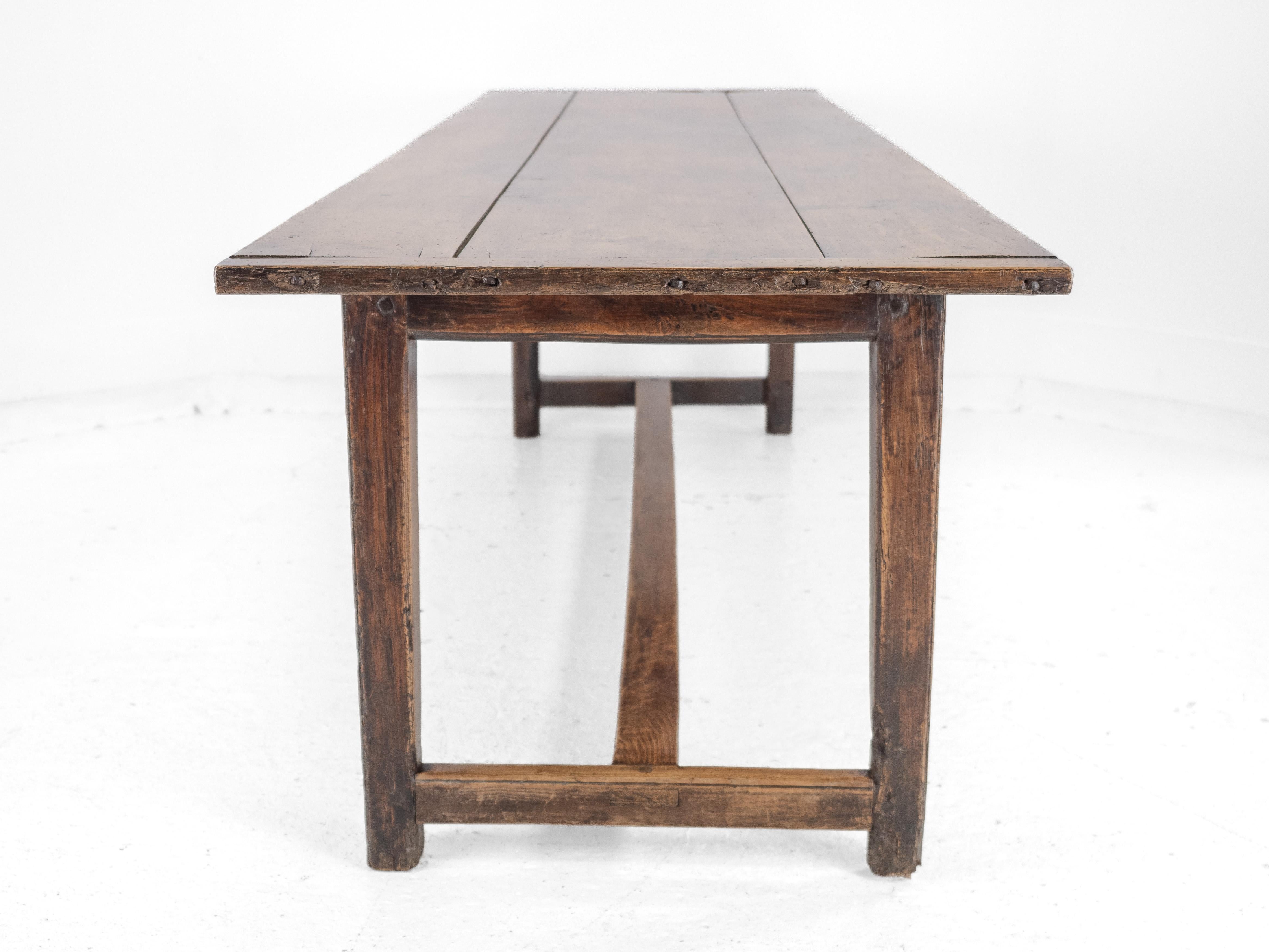 Gran mesa de comedor de granja francesa de principios del siglo XIX de madera de peral y olmo en venta 1