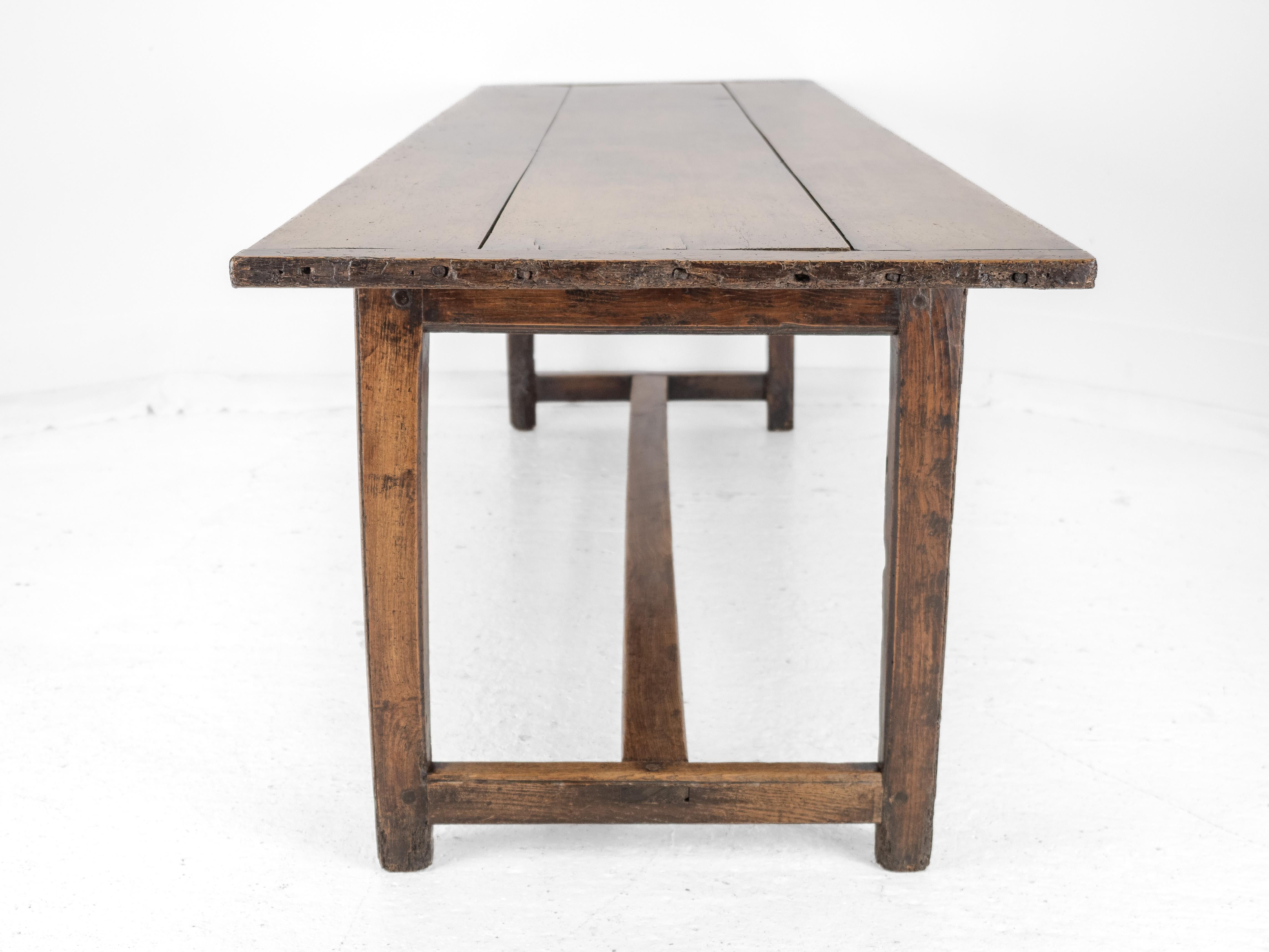 Gran mesa de comedor de granja francesa de principios del siglo XIX de madera de peral y olmo en venta 2
