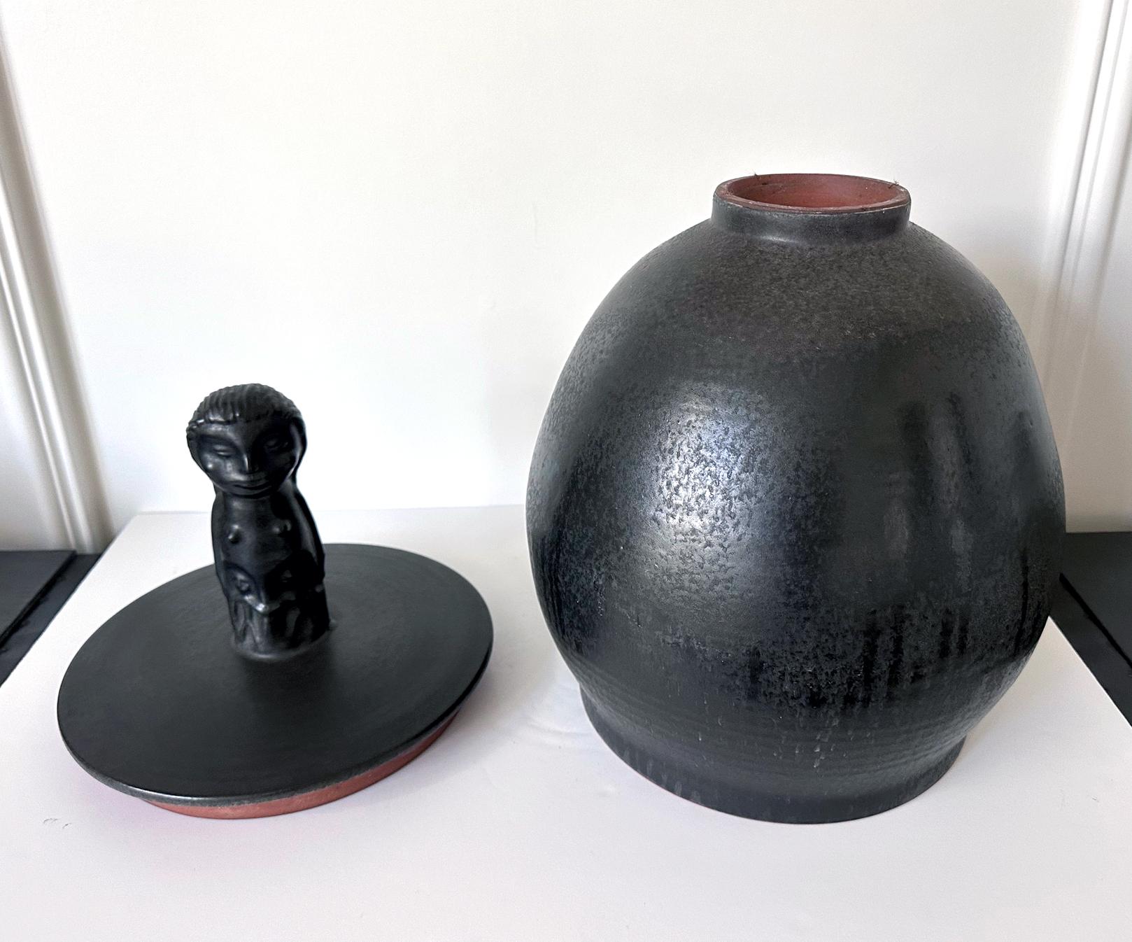 Grande vaso in ceramica scolpita e smaltata Mary and Edwin Scheier in vendita 4