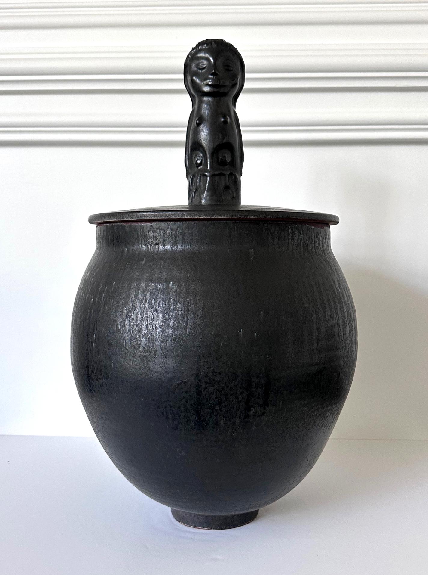 Moderno Grande vaso in ceramica scolpita e smaltata Mary and Edwin Scheier in vendita