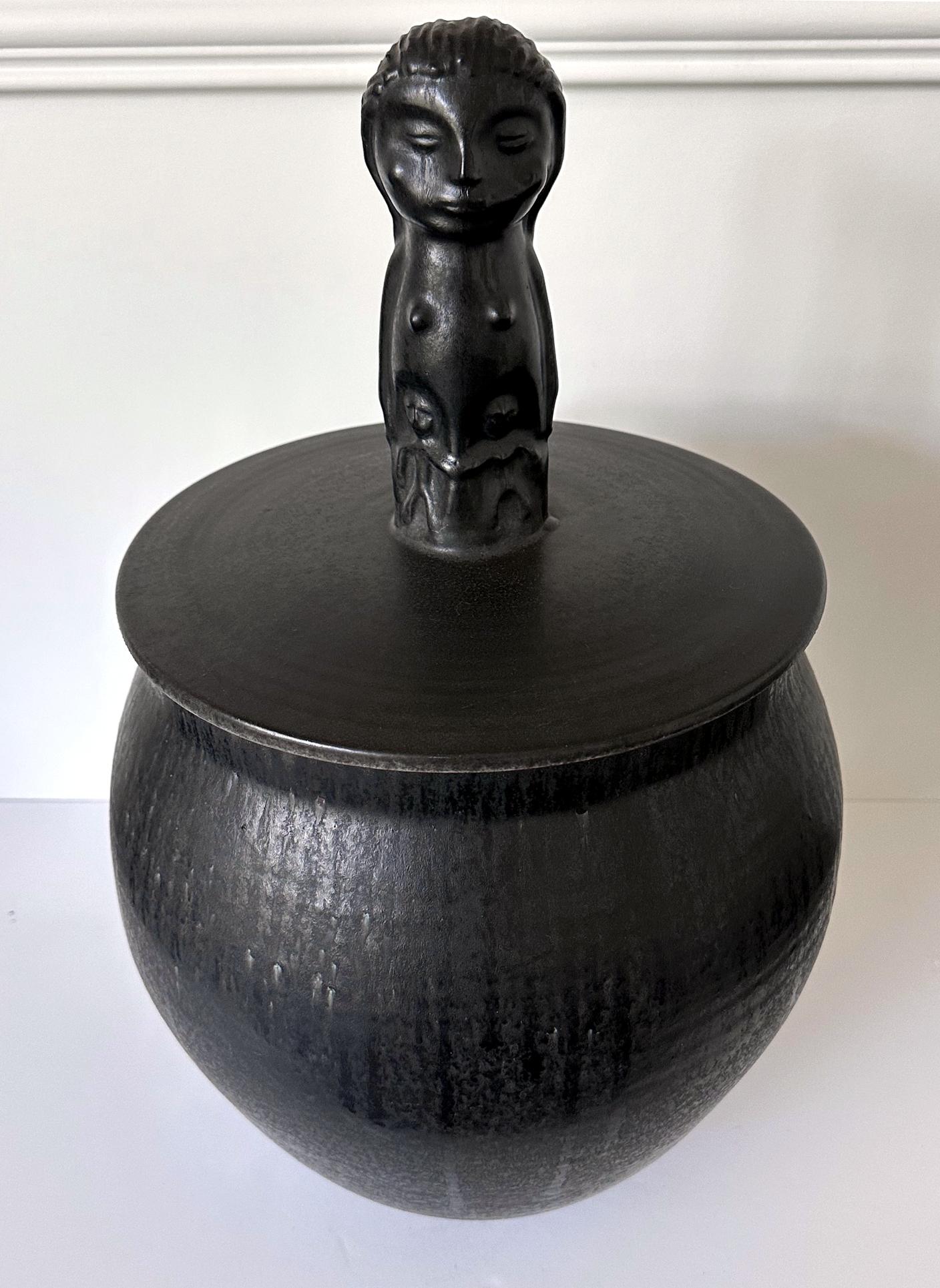 Smaltato Grande vaso in ceramica scolpita e smaltata Mary and Edwin Scheier in vendita