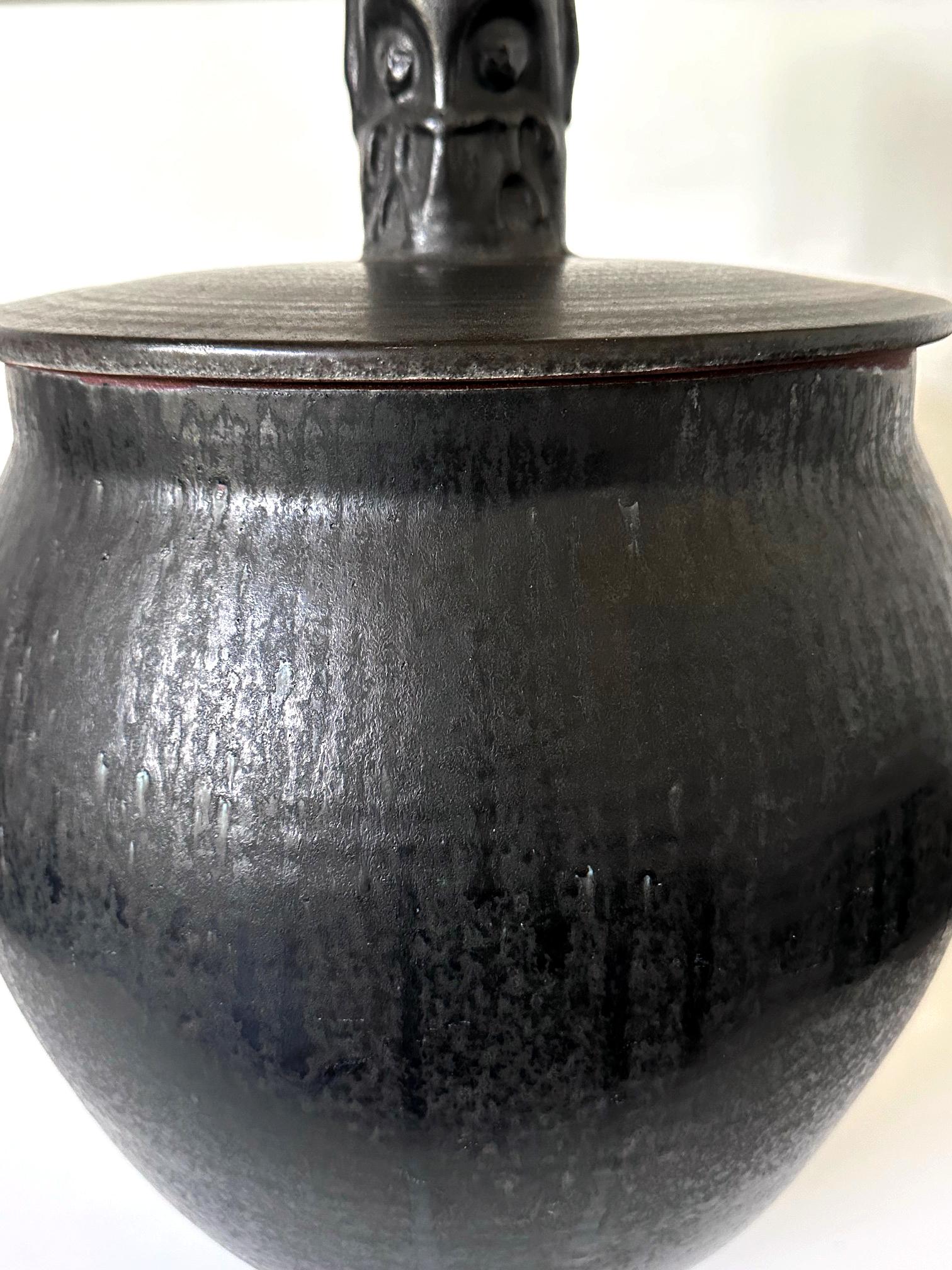 Grande vaso in ceramica scolpita e smaltata Mary and Edwin Scheier In condizioni buone in vendita a Atlanta, GA