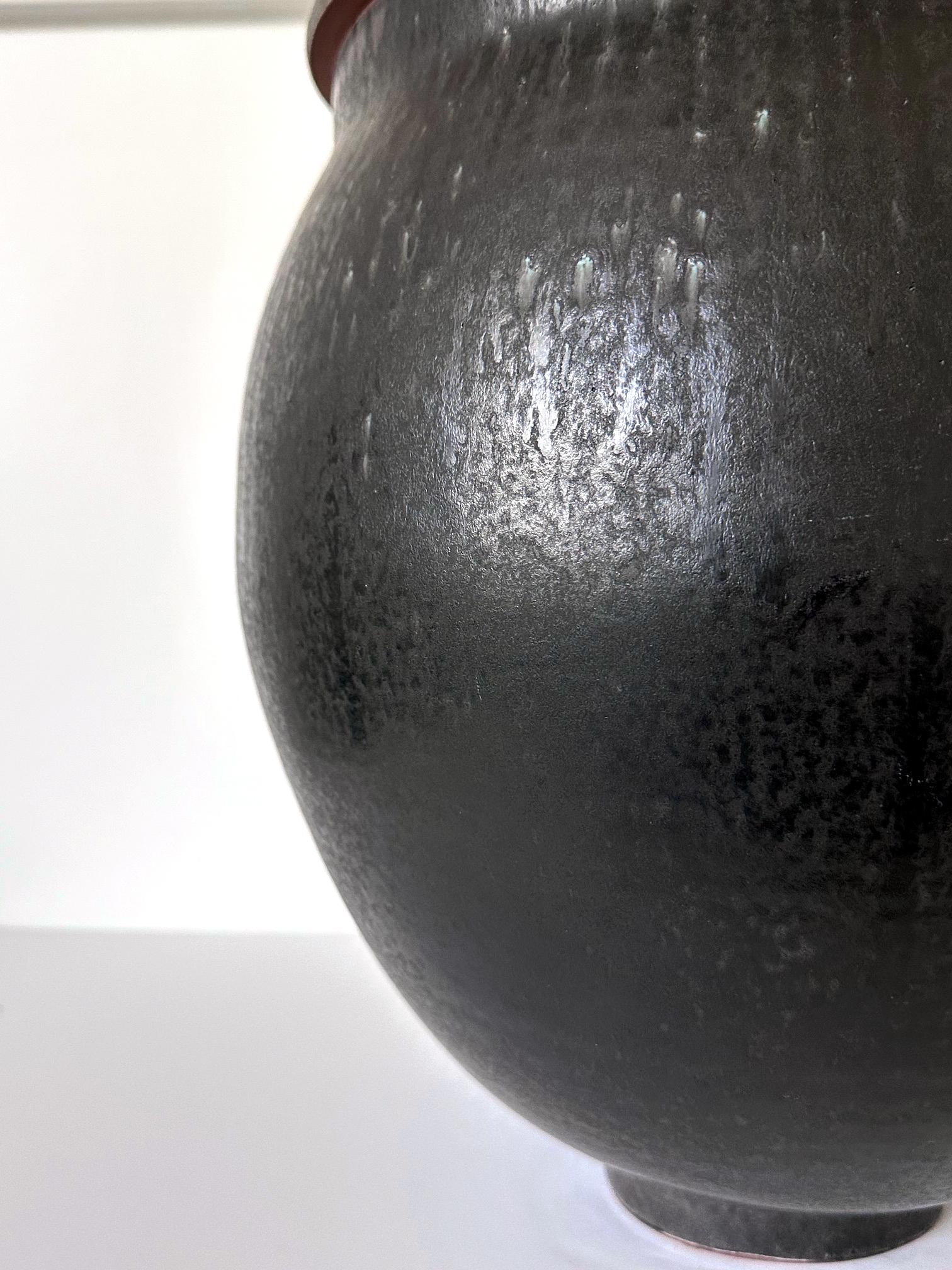 Grès porcellanato Grande vaso in ceramica scolpita e smaltata Mary and Edwin Scheier in vendita
