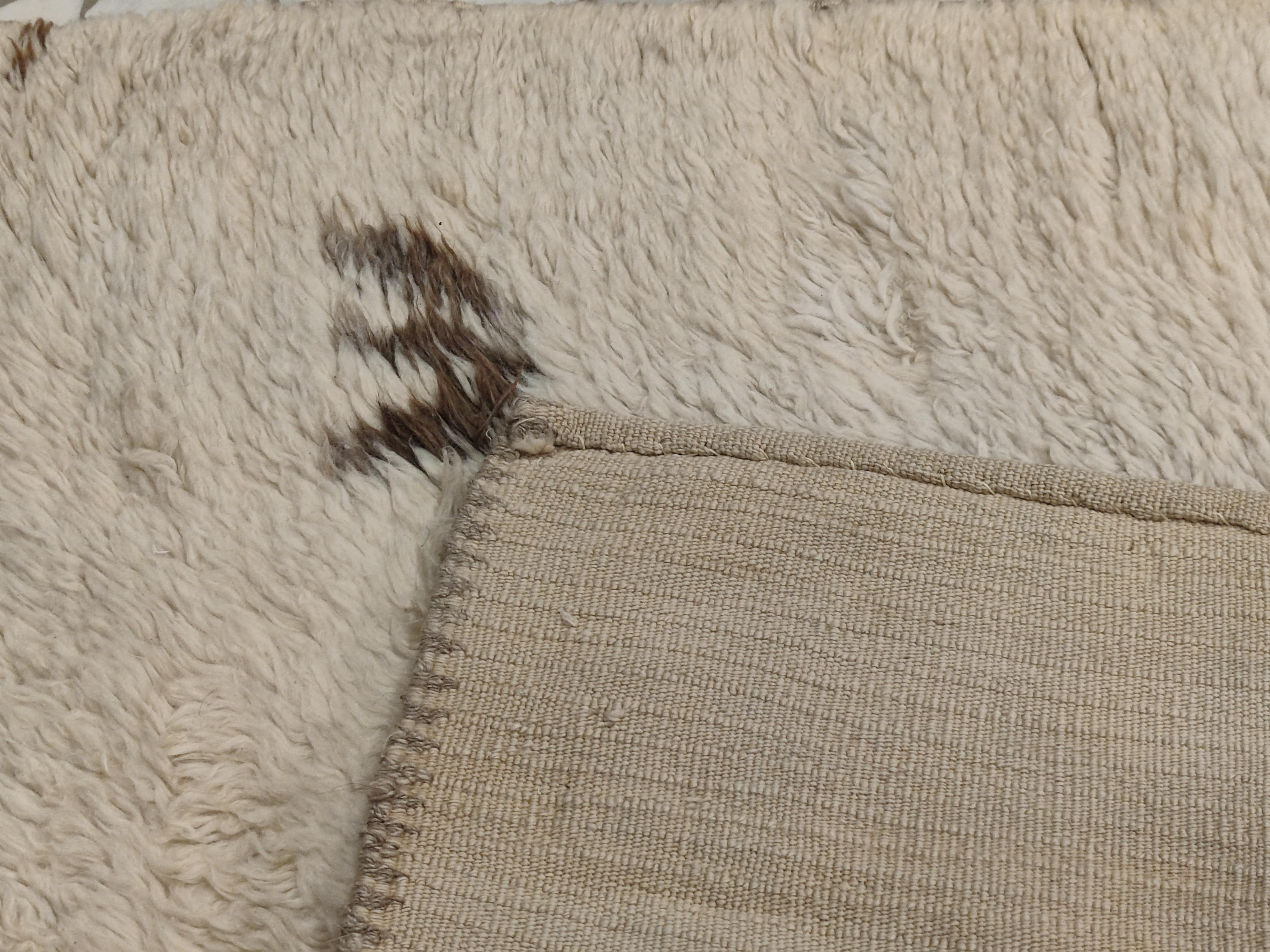 Minimalistischer elfenbeinfarbener Tulu-Teppich aus dem frühen Jahrhundert (Frühes 20. Jahrhundert) im Angebot