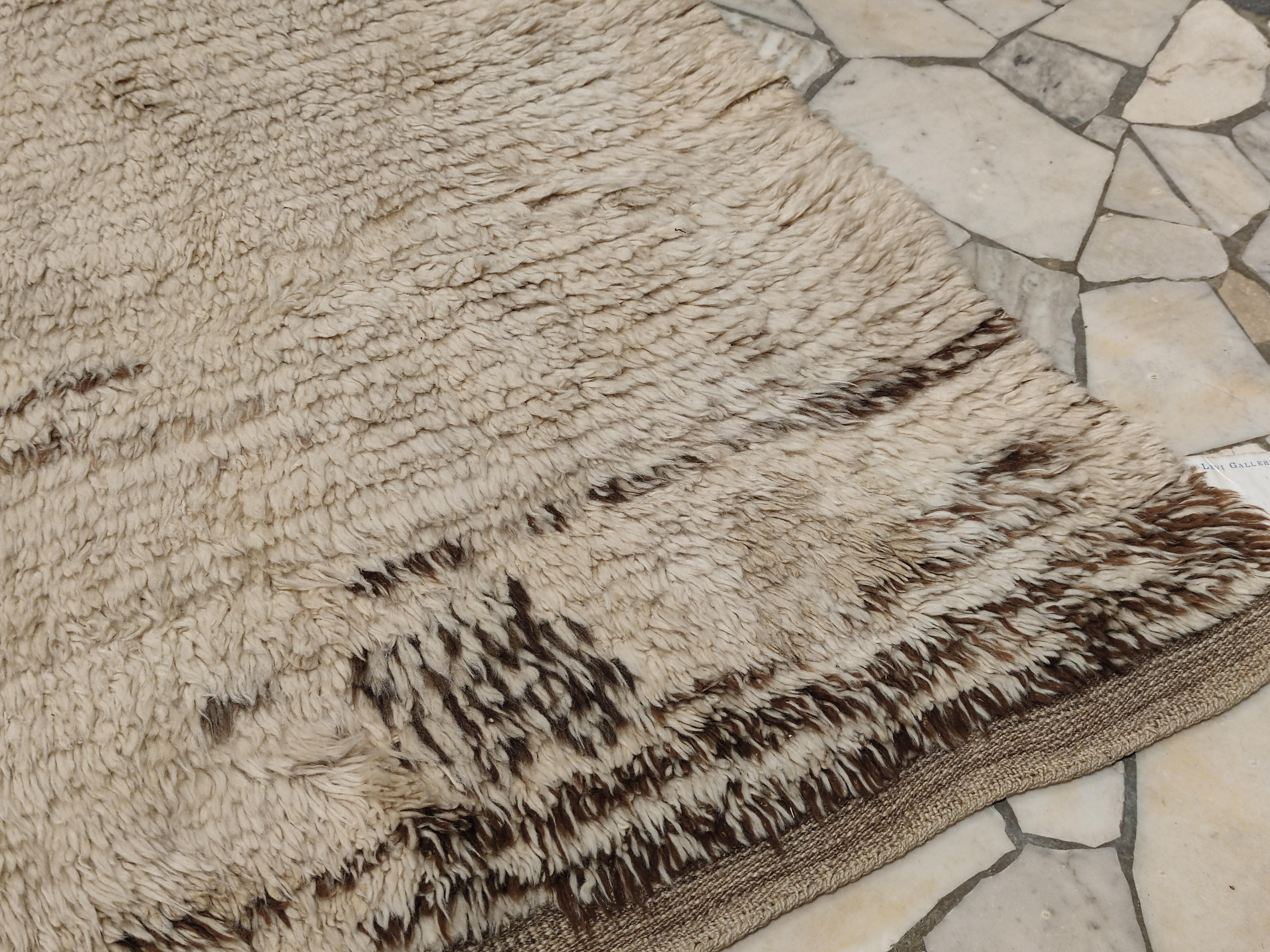 Minimalistischer elfenbeinfarbener Tulu-Teppich aus dem frühen Jahrhundert im Angebot 1