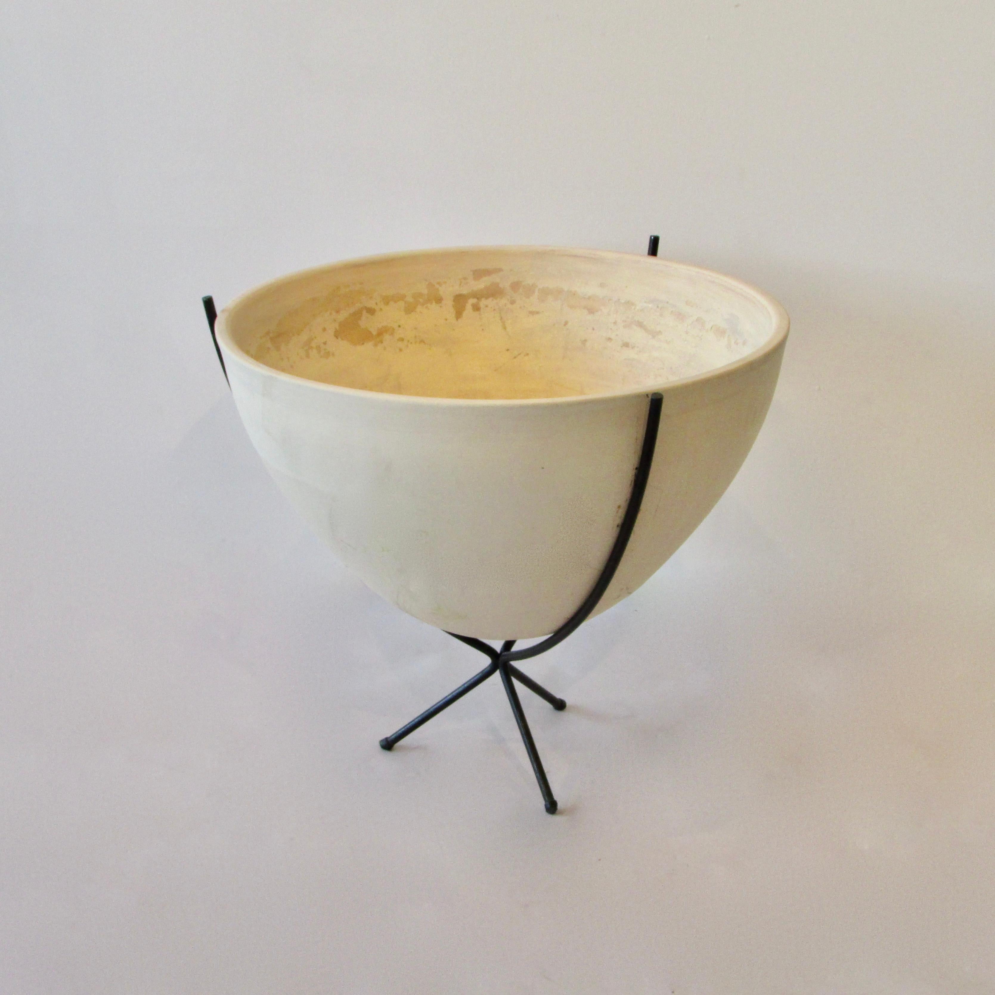 Grande vaso Architectural Pottery di John Follis con base in ferro battuto in vendita 1