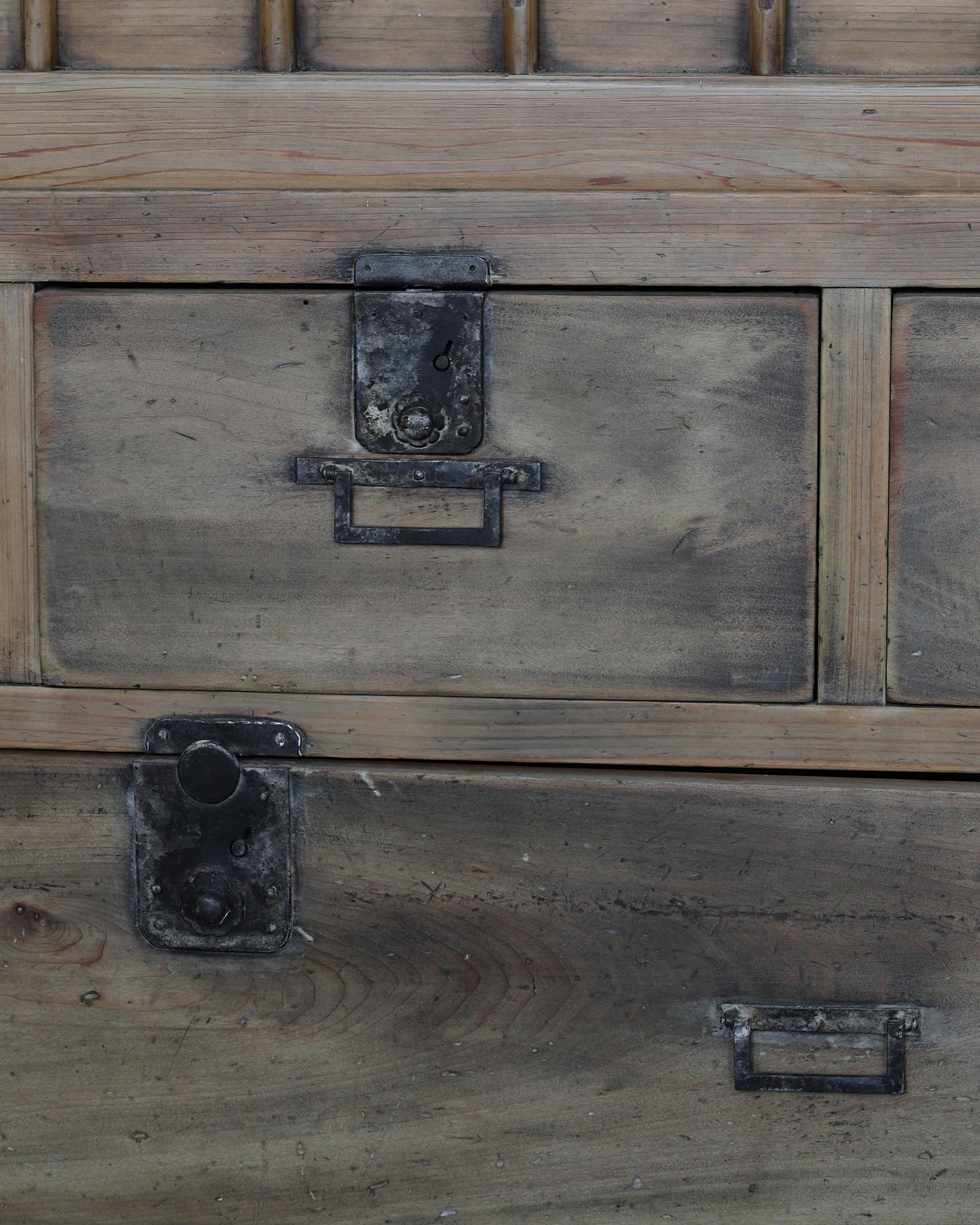 Grand Tansu/Sideboard Wabi Sabi japonais blanchi du début de la période Meiji 5