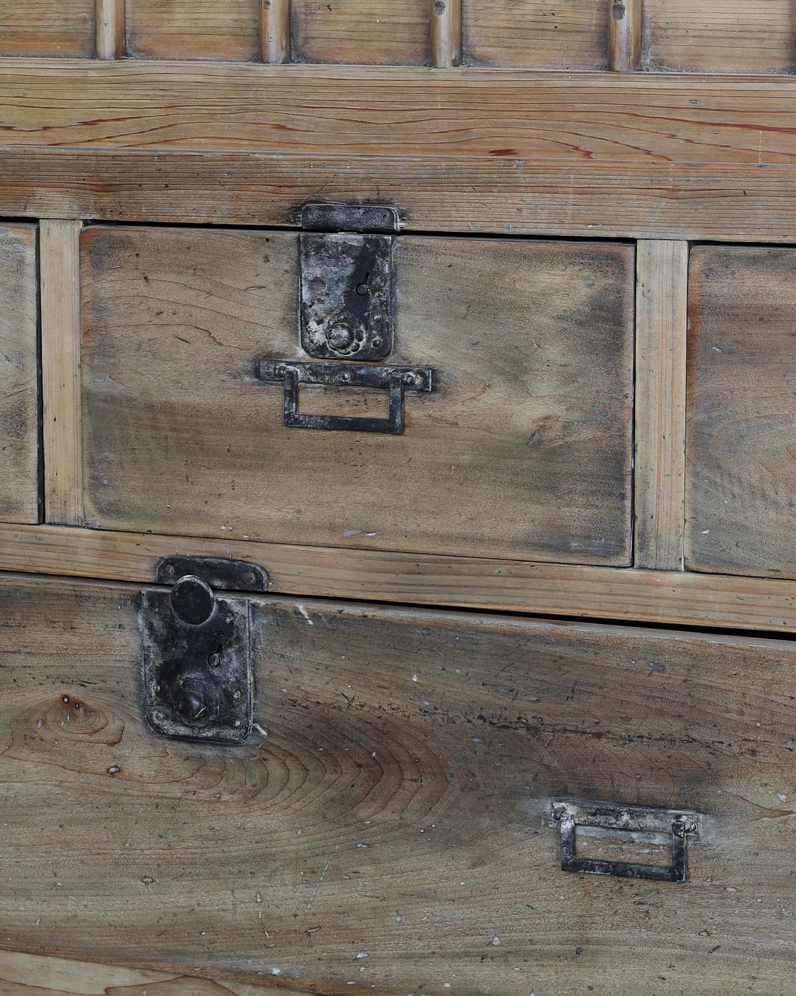 Grand Tansu/Sideboard Wabi Sabi japonais blanchi du début de la période Meiji 6