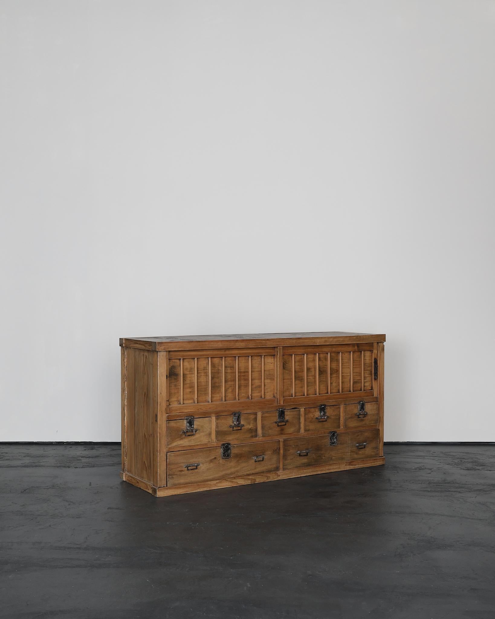 Japonais Grand Tansu/Sideboard Wabi Sabi japonais blanchi du début de la période Meiji