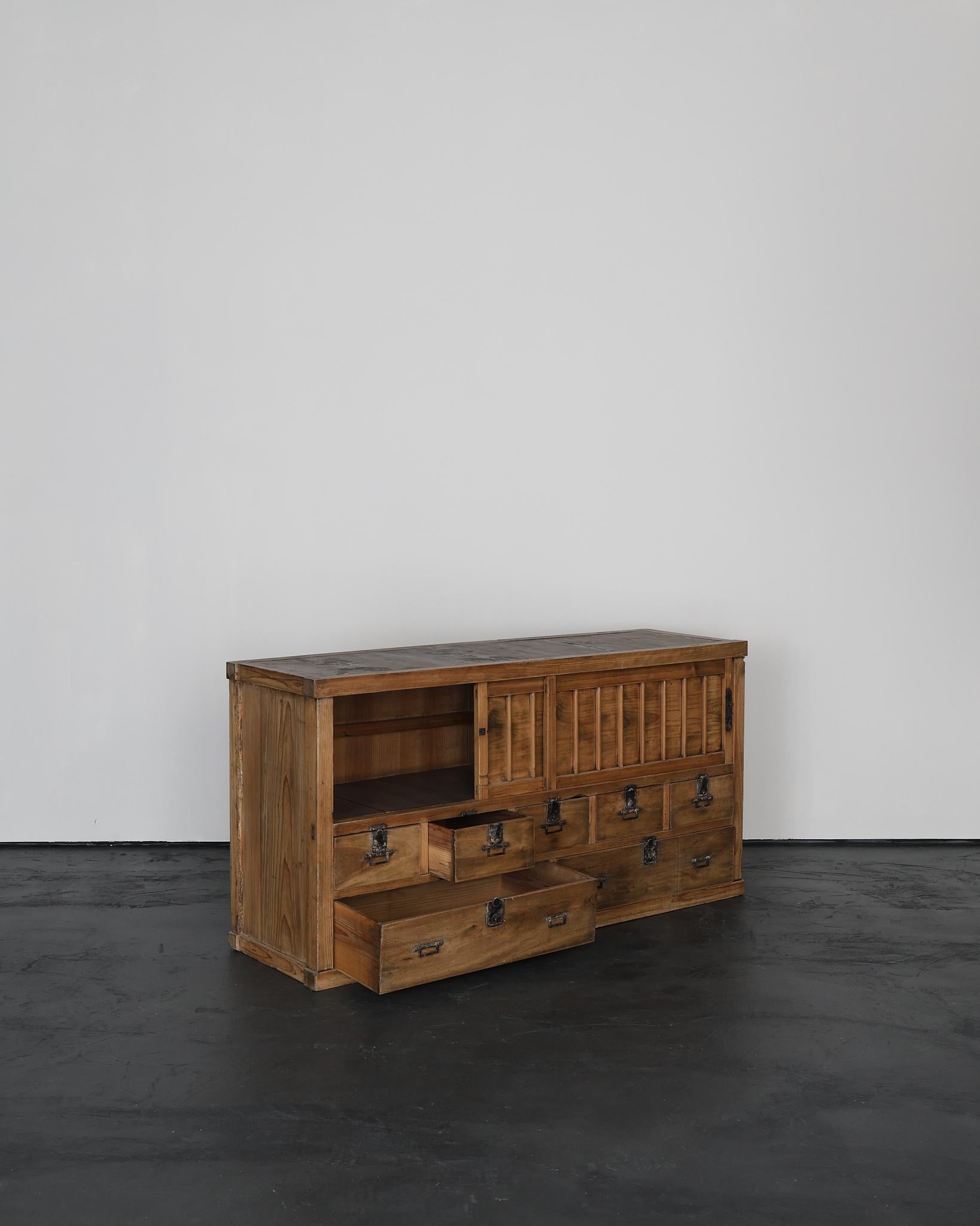 Fin du XIXe siècle Grand Tansu/Sideboard Wabi Sabi japonais blanchi du début de la période Meiji