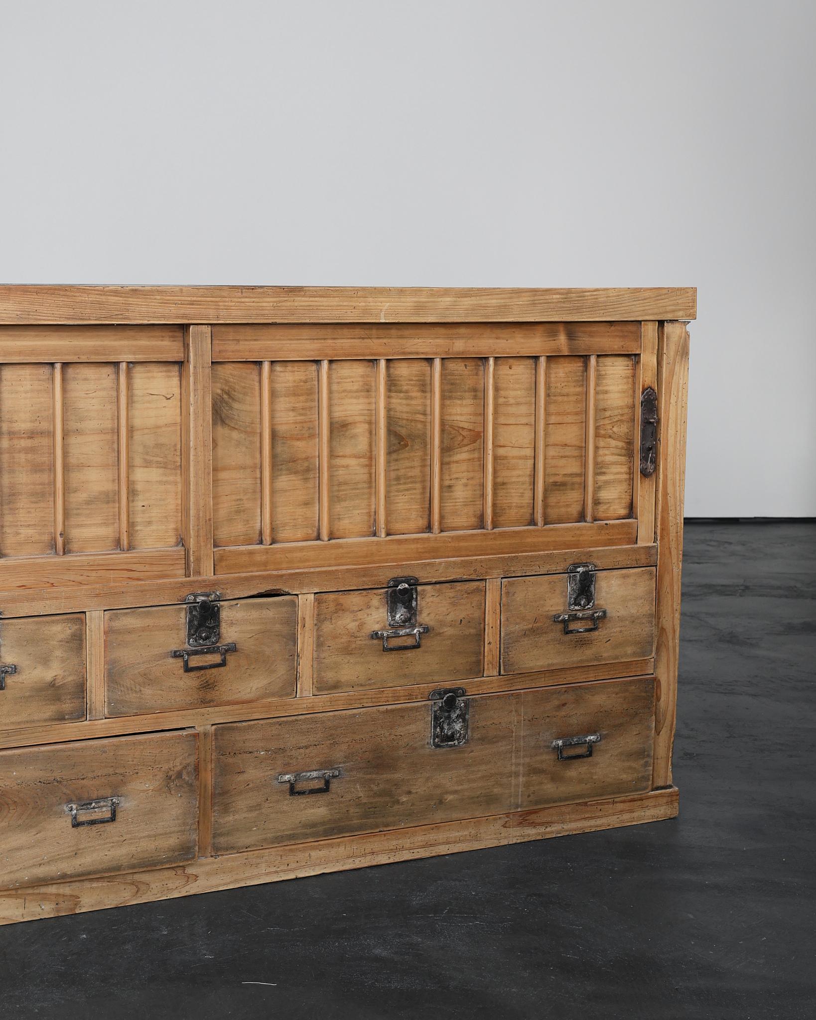 Grand Tansu/Sideboard Wabi Sabi japonais blanchi du début de la période Meiji 2