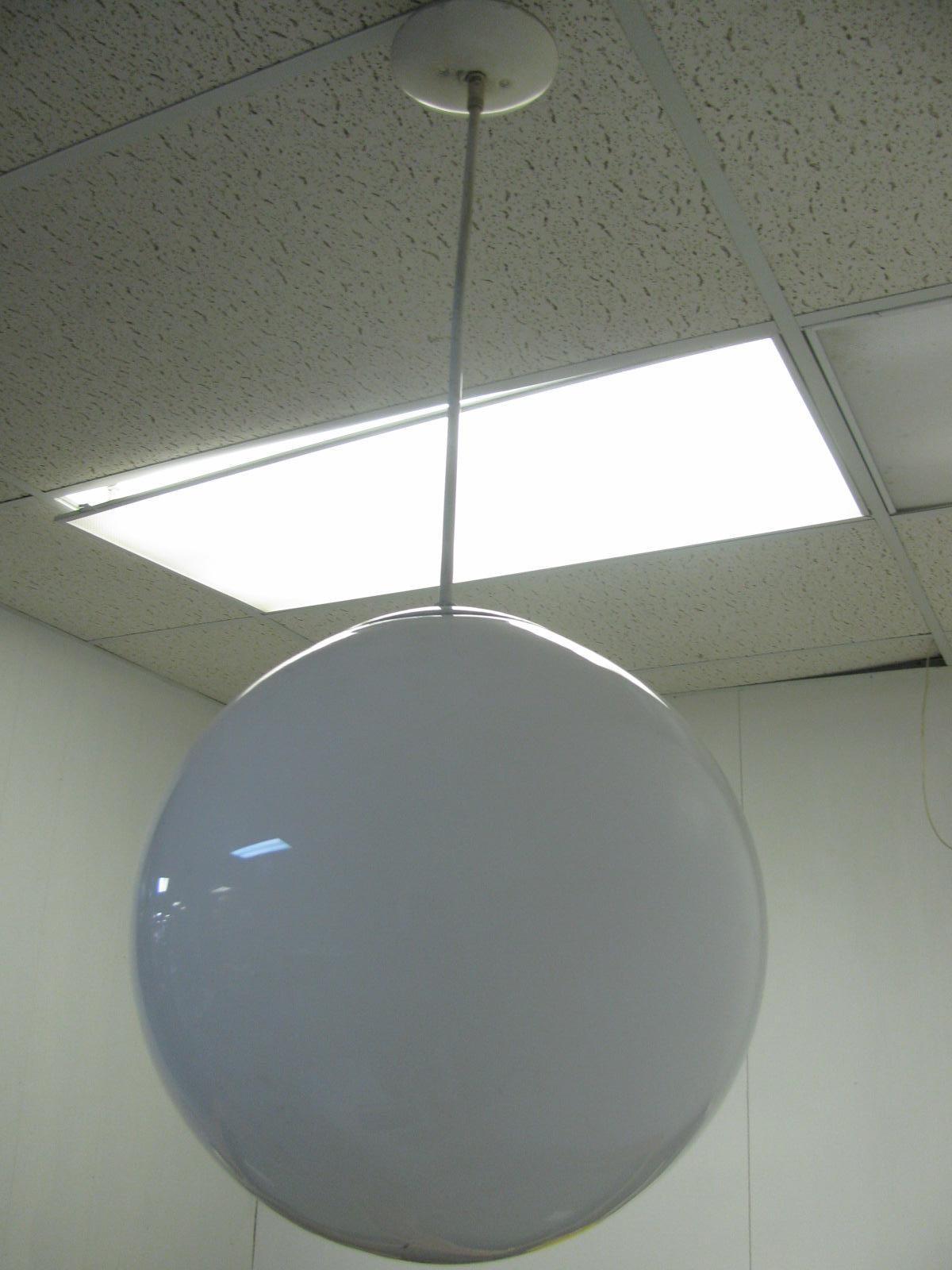 Grande lampe suspendue en forme de boule en verre de lait (16 pouces de diamètre). Difficile à trouver dans cette taille, elle fera sensation dans votre environnement. L'abat-jour en verre de lait est en excellent état. Le capuchon en métal complète