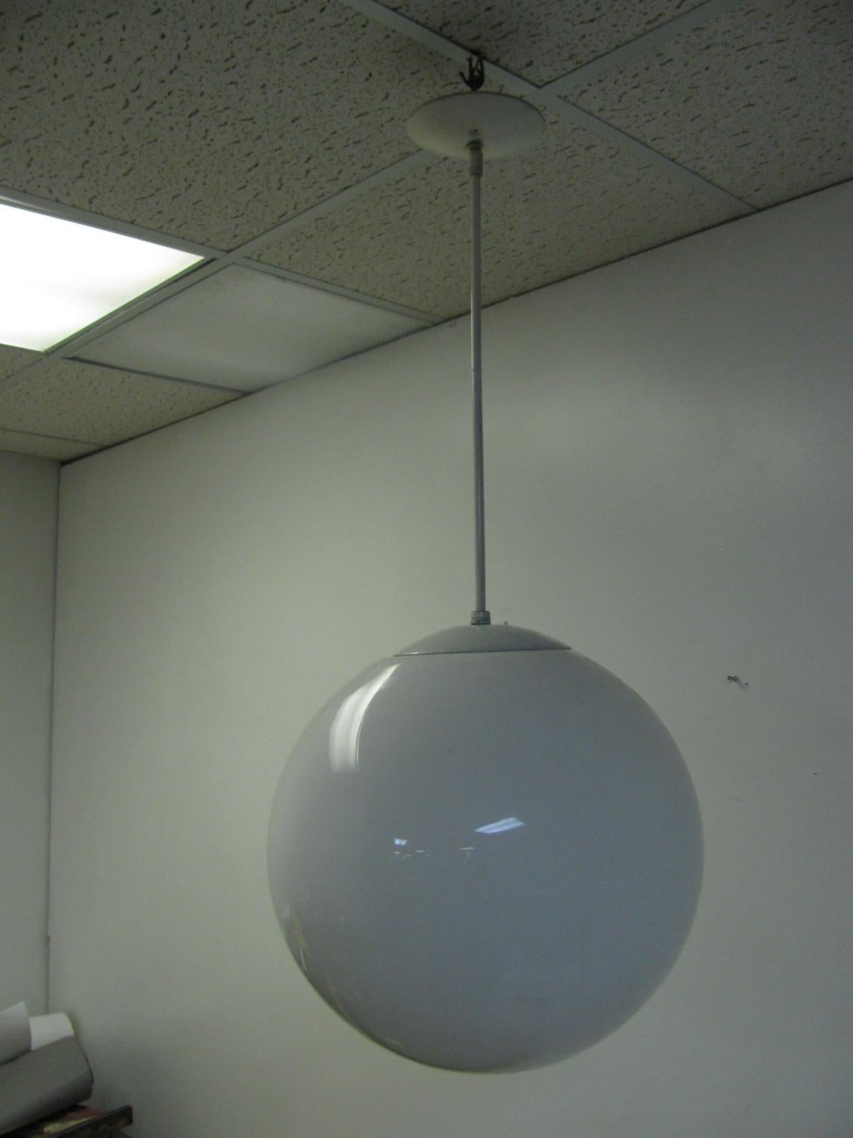 Minimaliste Grande lampe à suspension en verre dépoli Lightolier, mi-siècle moderne