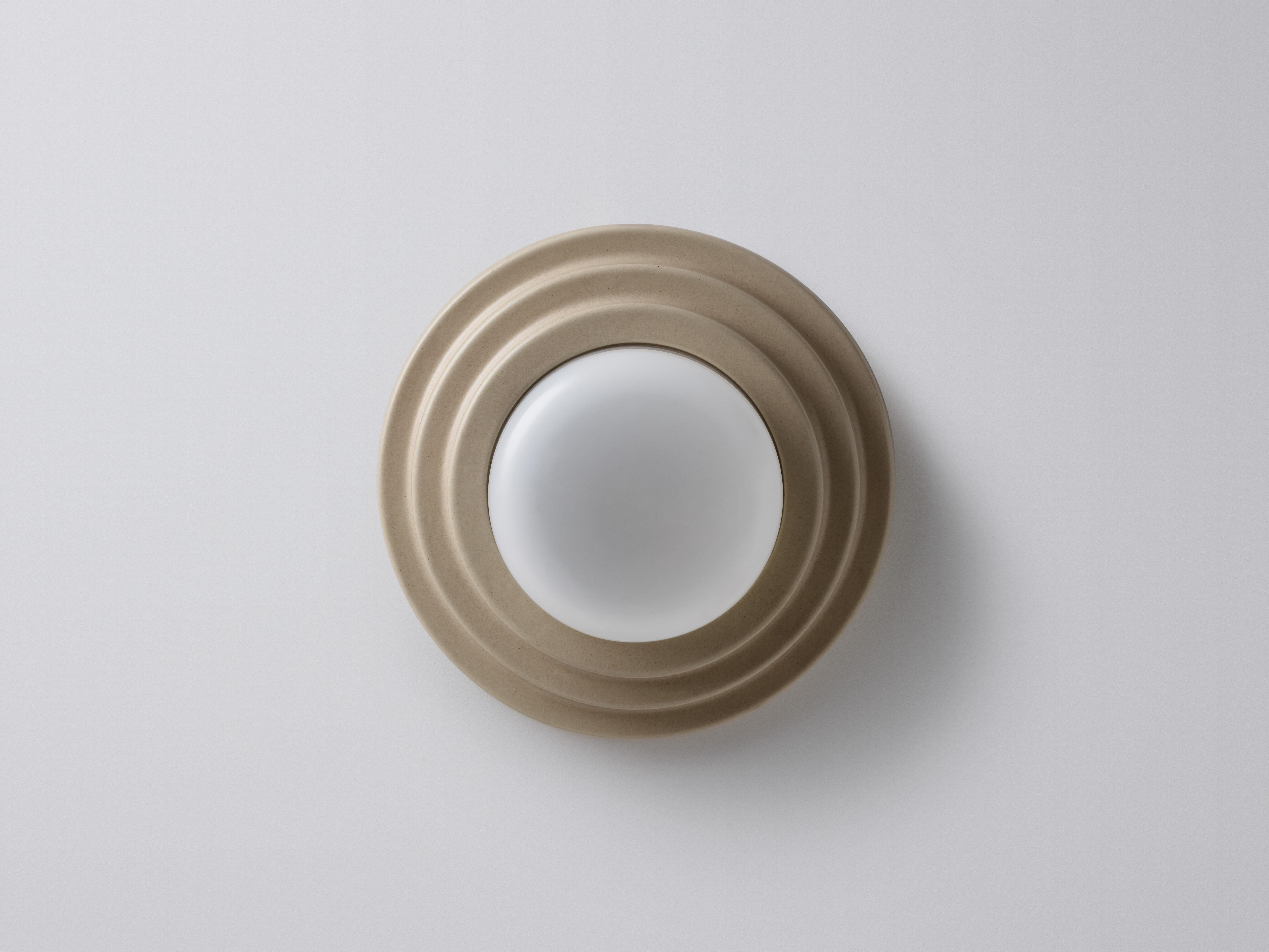 Aplique de pared grande Earth Honey de Coco Flip
Dimensiones: P 30 x An 30 x Al 12 cm
Materiales: Gres cerámico colado con vidrio soplado. 
Peso: 4 kg

Accesorios estándar incluidos
1 x portalámparas G9 de cerámica
1 x regulable 3,5W 3000K (blanco
