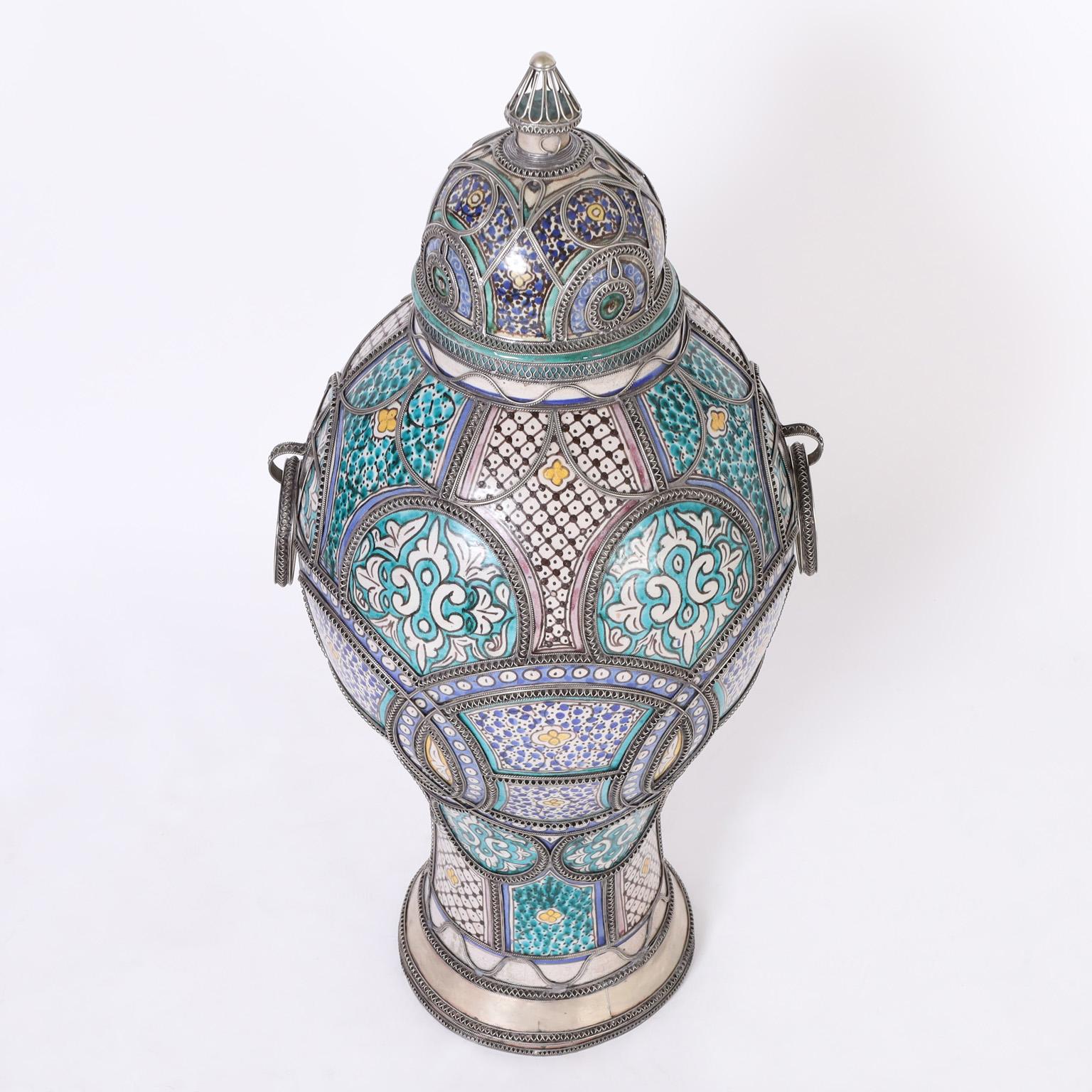 Große marokkanische Urne aus Steingut und Metall mit Deckel (Maurisch) im Angebot