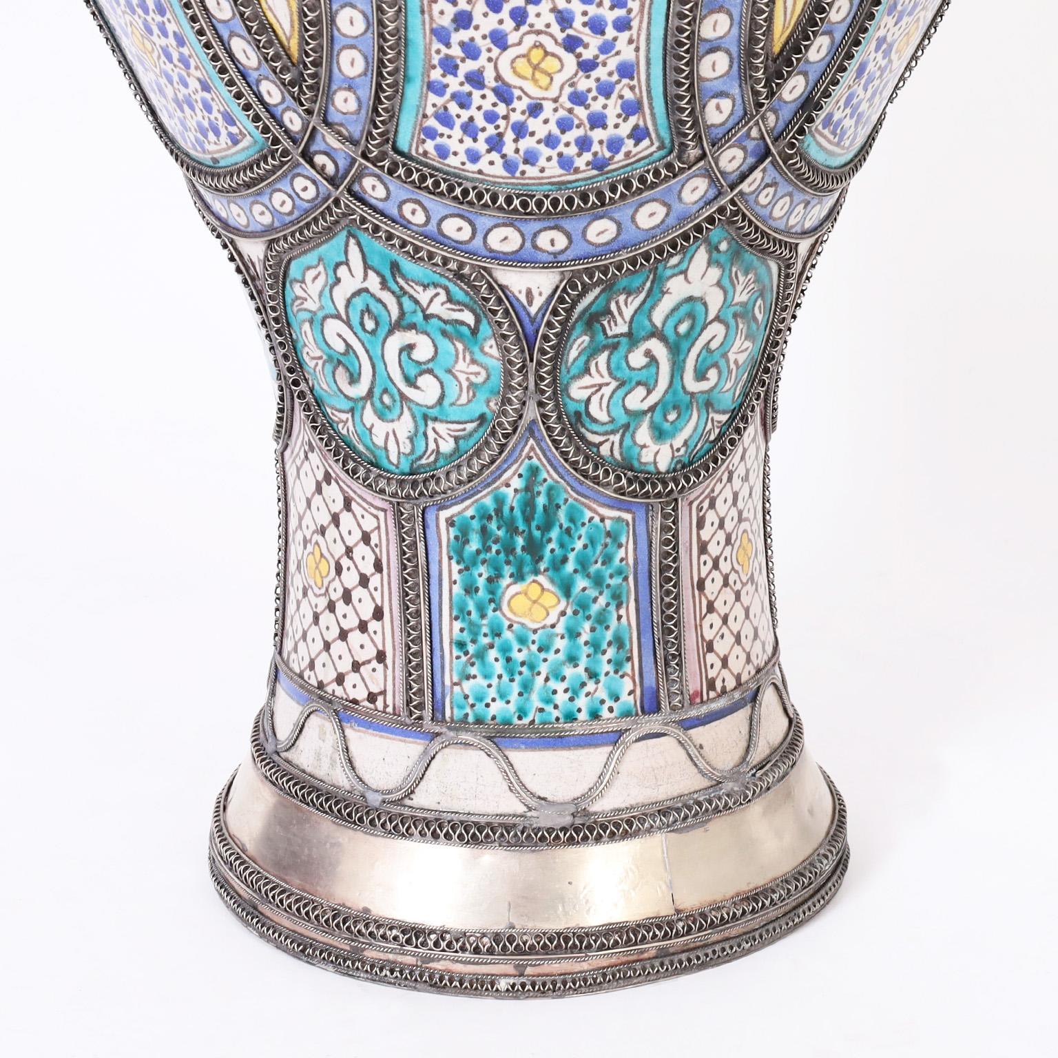 Große marokkanische Urne aus Steingut und Metall mit Deckel (20. Jahrhundert) im Angebot