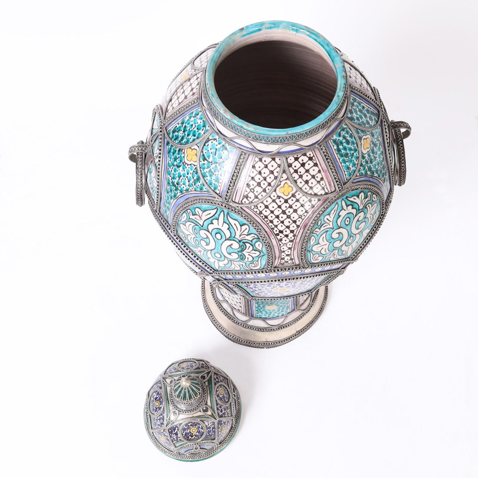 Große marokkanische Urne aus Steingut und Metall mit Deckel im Angebot 1