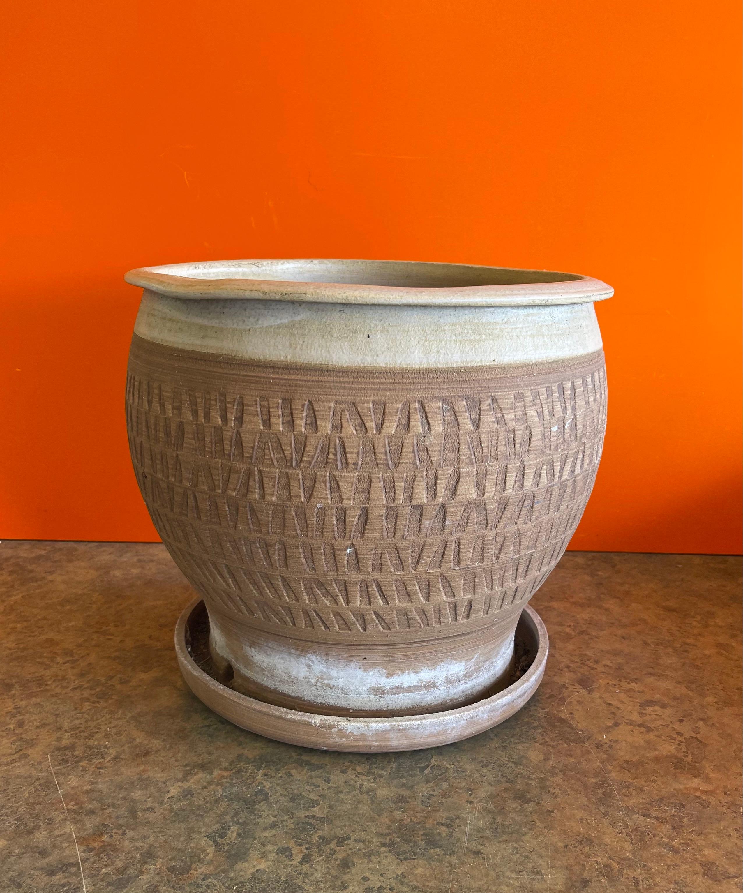Large earthenware pottery planter with attached tray in the style of David Cressey / Robert Maxwell, circa 1980s. The piece is in very good vintage condition with no chips or cracks and measures 12