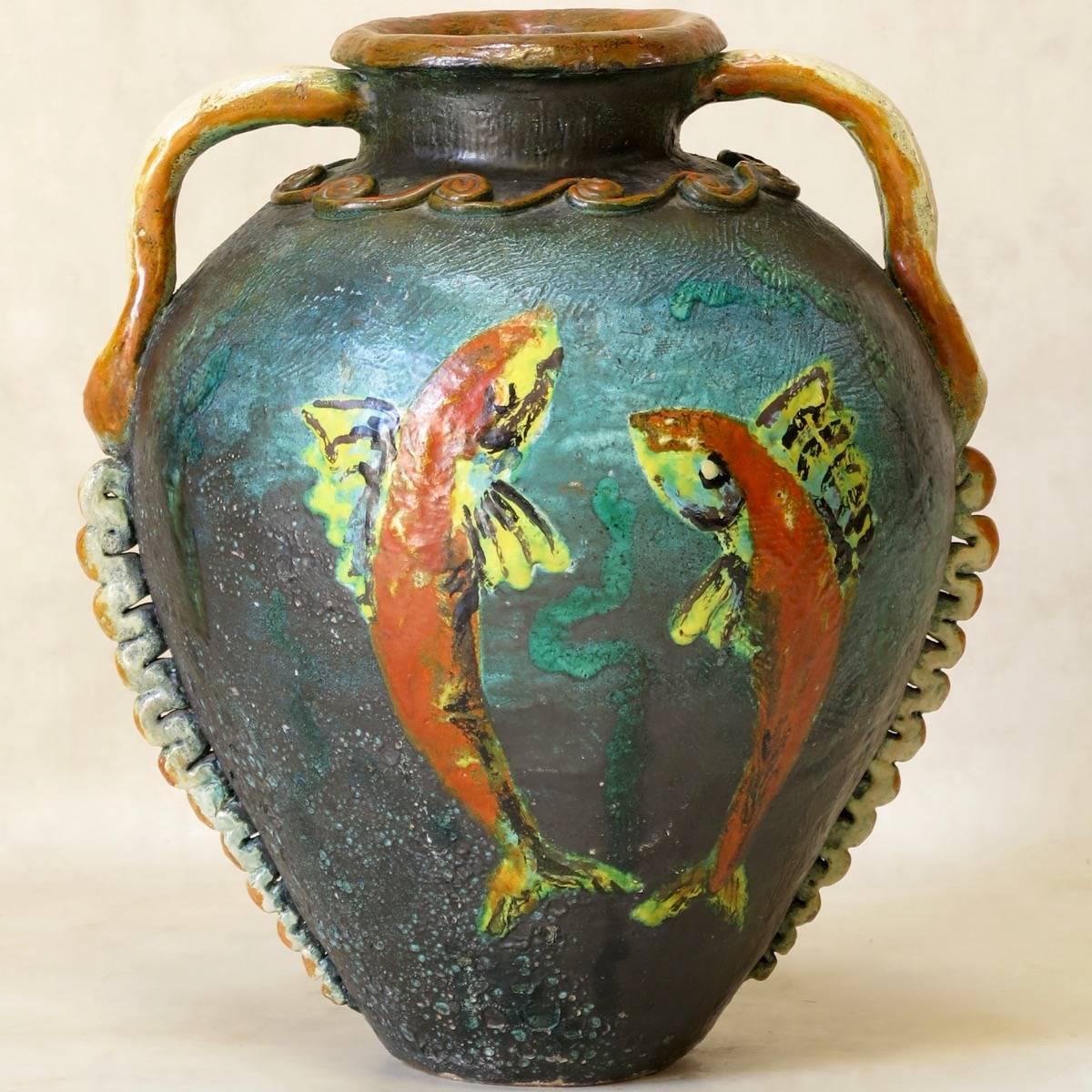 Grand vase en faïence avec décor de poissons, France, vers 1950 en vente 5