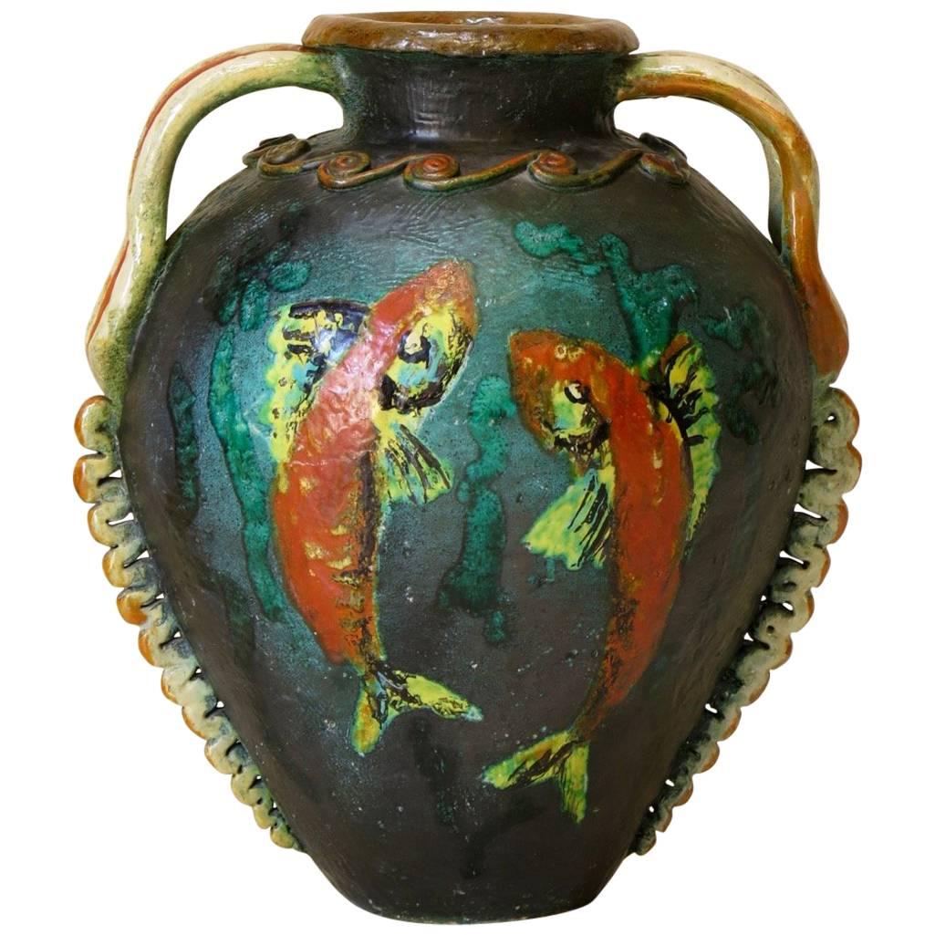 Gran jarrón de barro con decoración de peces, Francia, hacia 1950 en venta