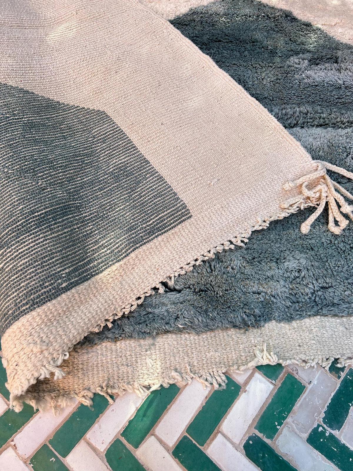 Grand tapis marocain Beni M'Rirt tissé à la main au design abstrait en vente 3