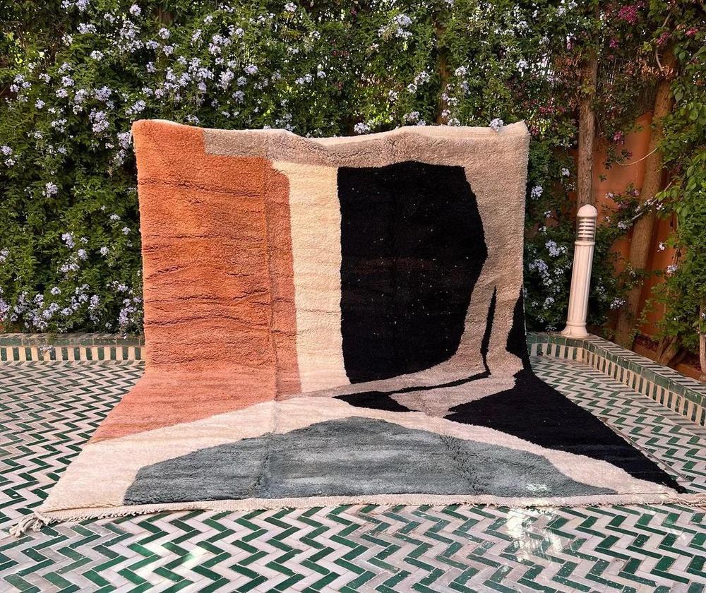 Ce grand tapis marocain moderne tissé à la main a été fabriqué par des artisans qualifiés dans les montagnes de l'Atlas. Il se compose d'une base en laine crème neutre de haute qualité et d'un motif abstrait multicolore graphique propre au style