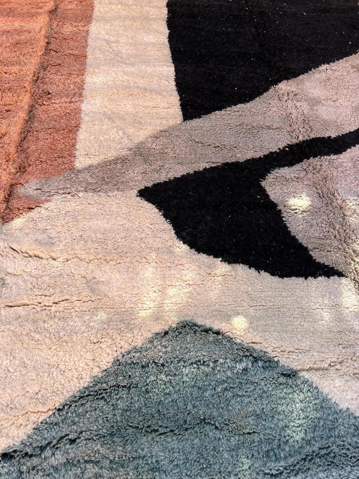 Tissage Grand tapis marocain Beni M'Rirt tissé à la main au design abstrait en vente