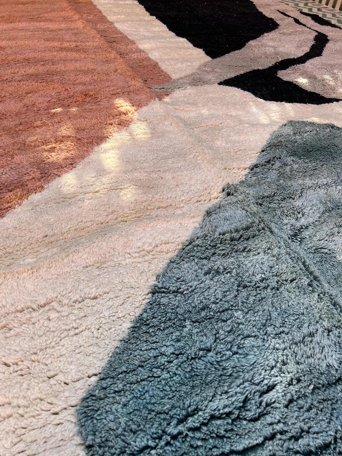 Grand tapis marocain Beni M'Rirt tissé à la main au design abstrait Neuf - En vente à Los Angeles, CA