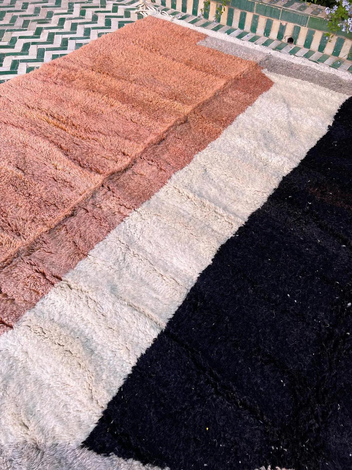 Laine Grand tapis marocain Beni M'Rirt tissé à la main au design abstrait en vente