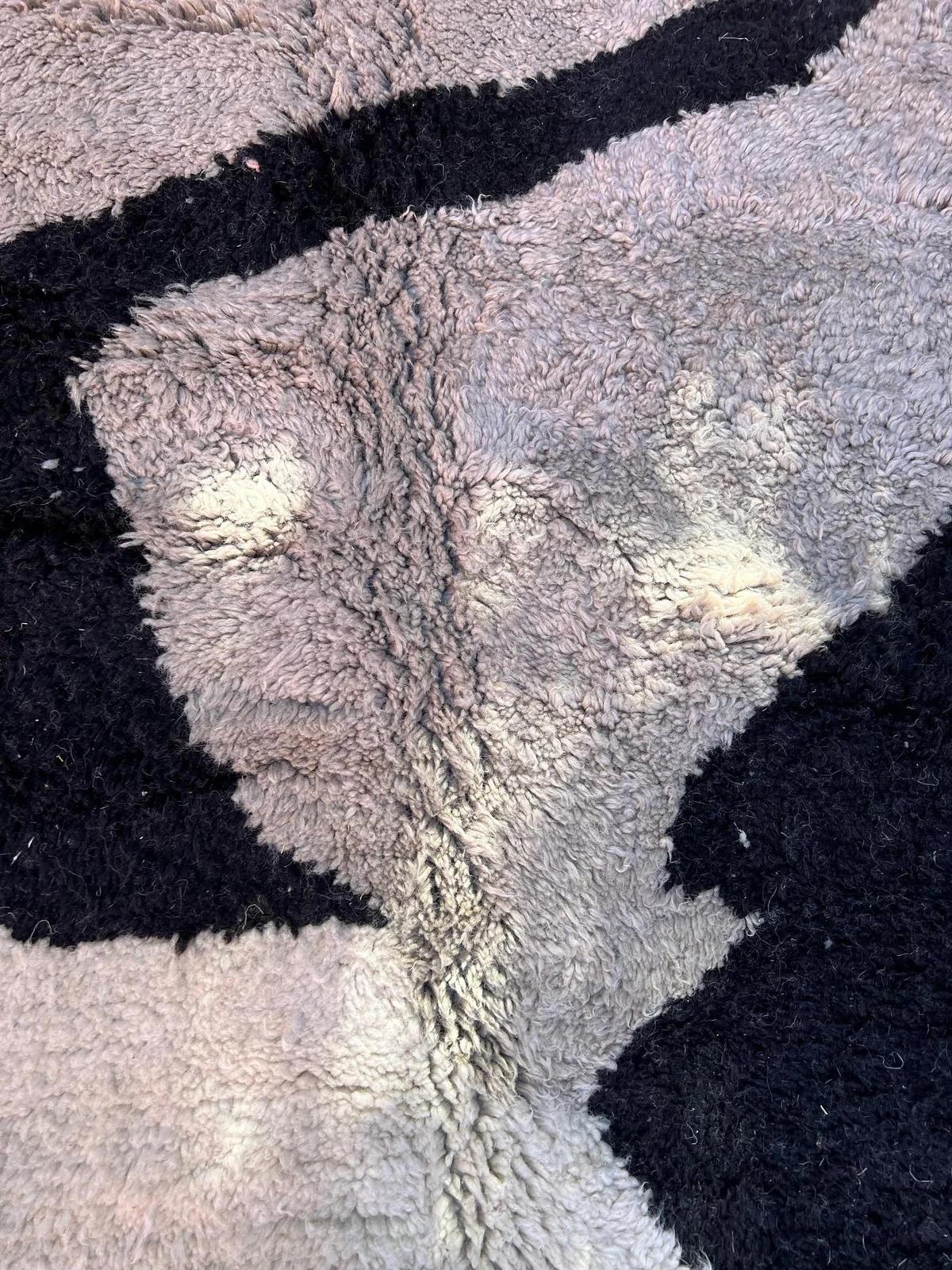 Grand tapis marocain Beni M'Rirt tissé à la main au design abstrait en vente 1
