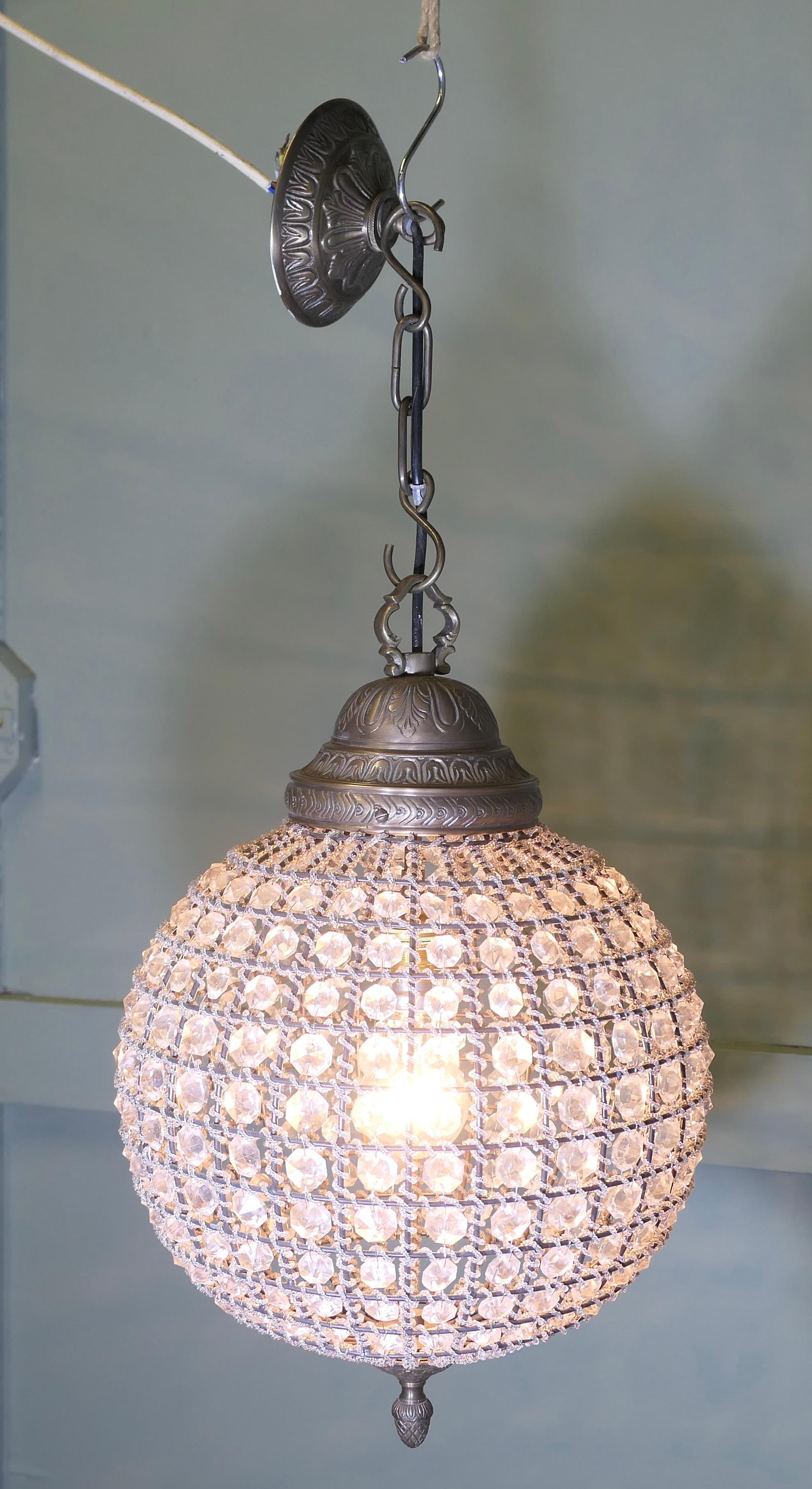 Grande lampada a sospensione a globo in stile orientale In condizioni buone in vendita a Godshill, Isle of Wight