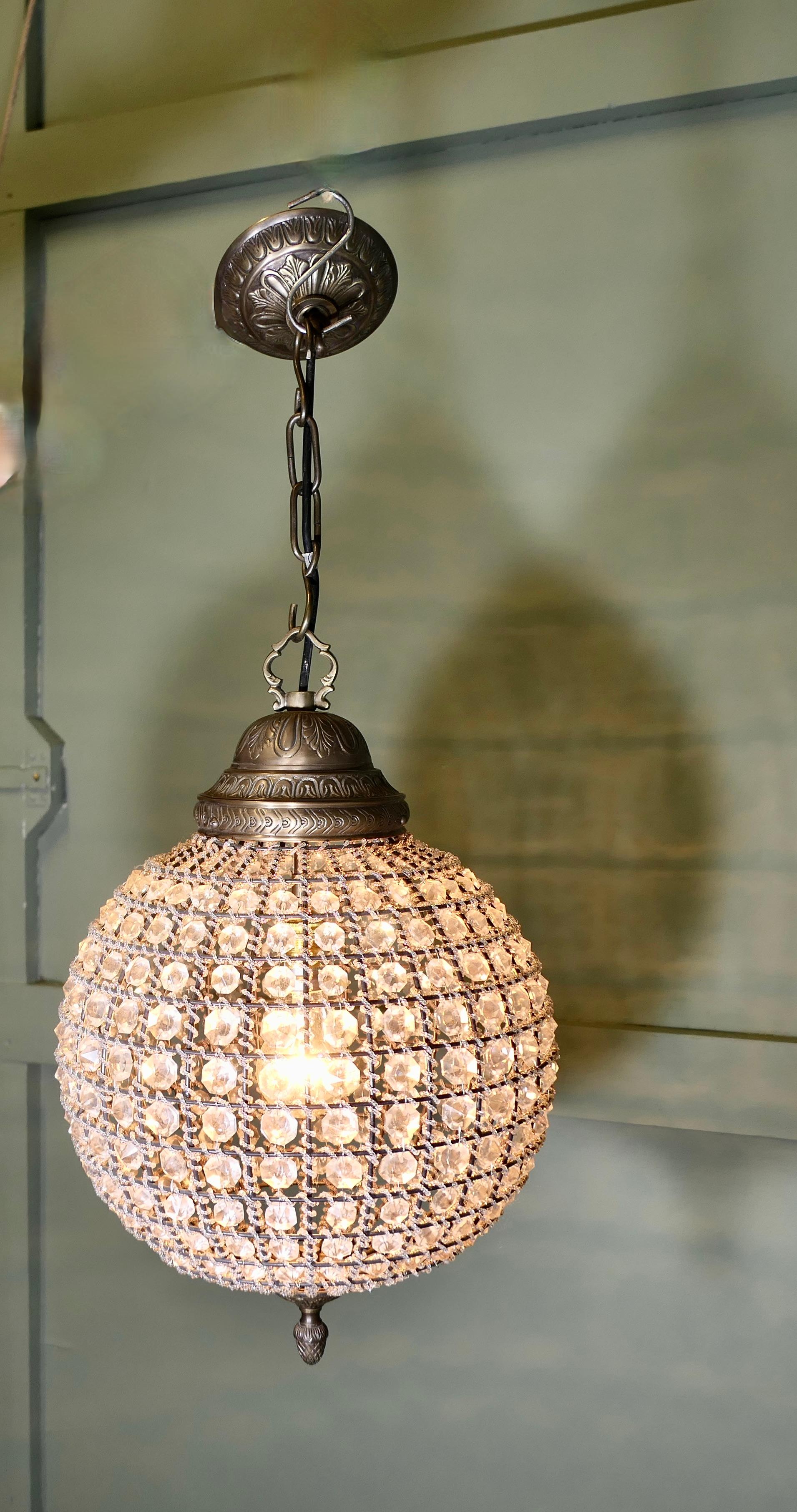 Grande lampada a sospensione a globo in stile orientale in vendita 1