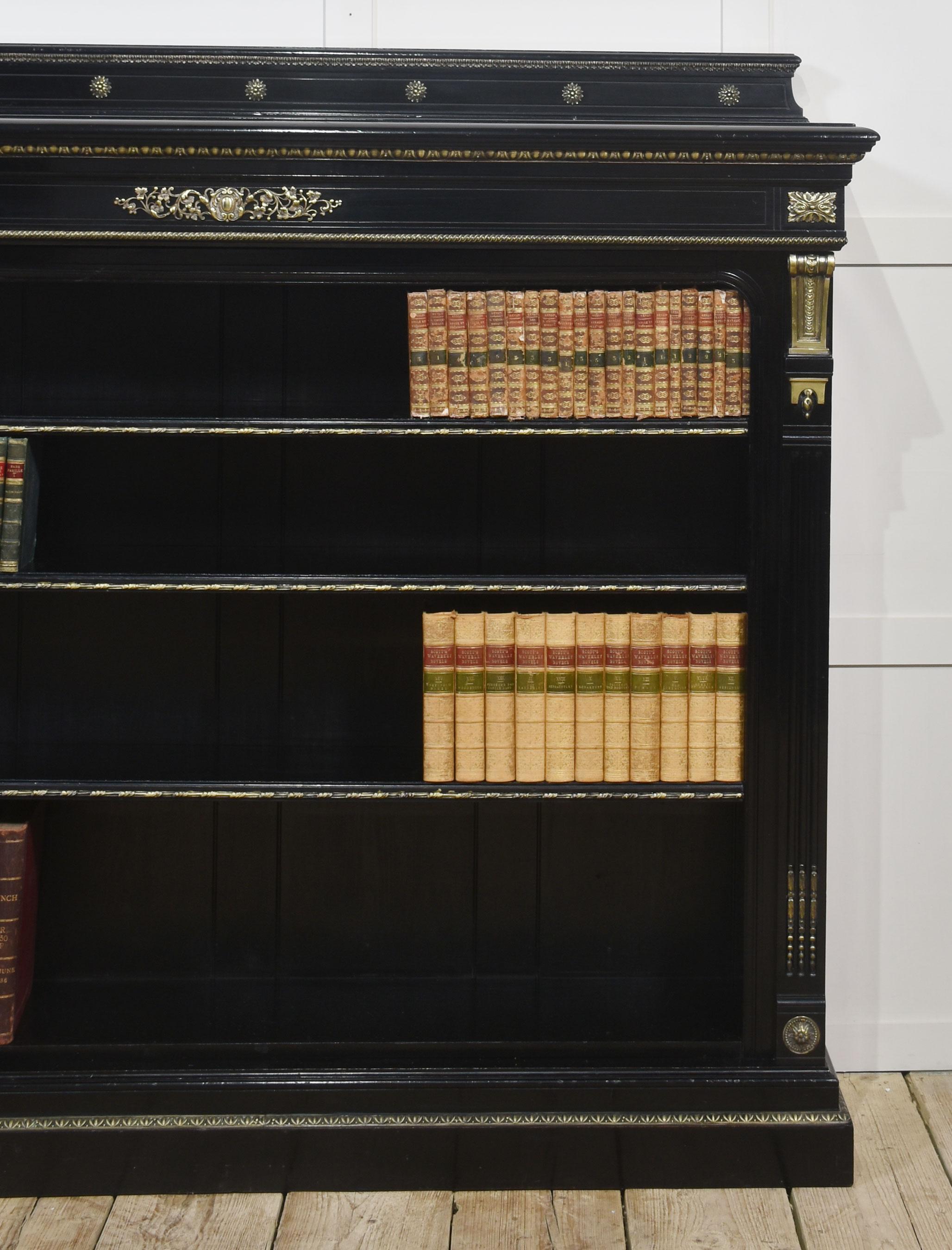 Gran librería abierta montada en latón ebonizado en venta 1