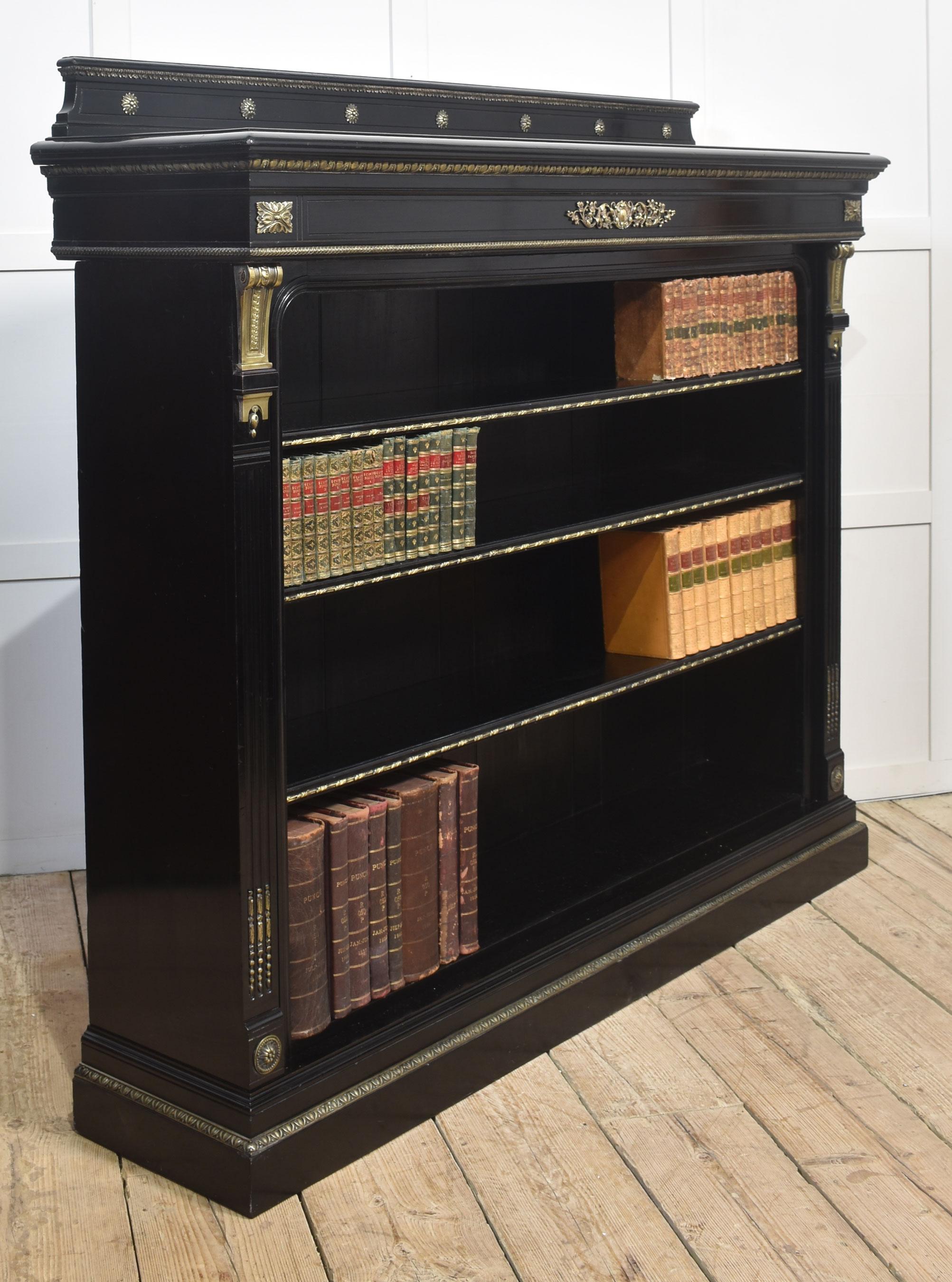 Gran librería abierta montada en latón ebonizado en venta 2