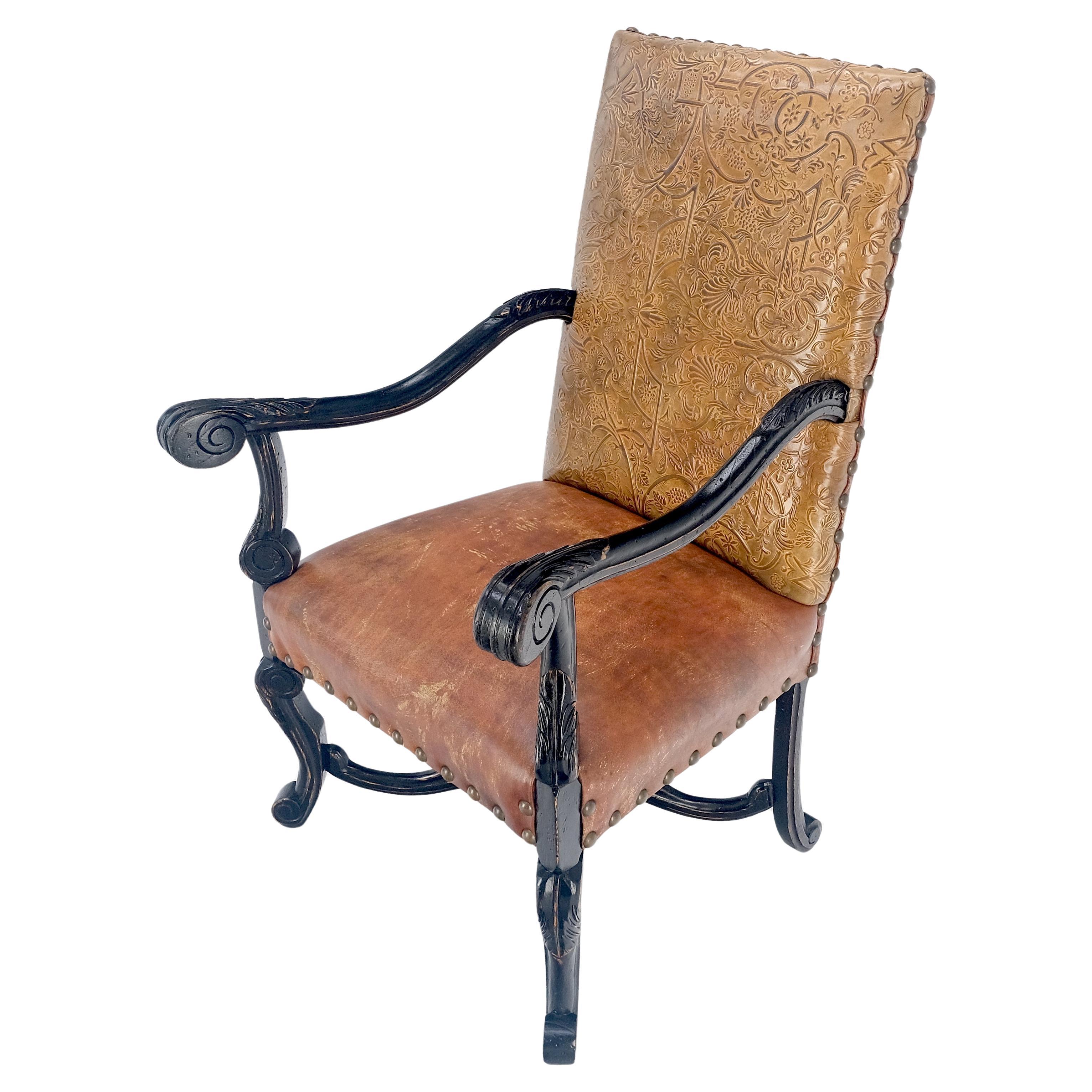 Sillón grande de la Regencia de madera de nogal tallada y ebonizada con tapicería de cuero repujado