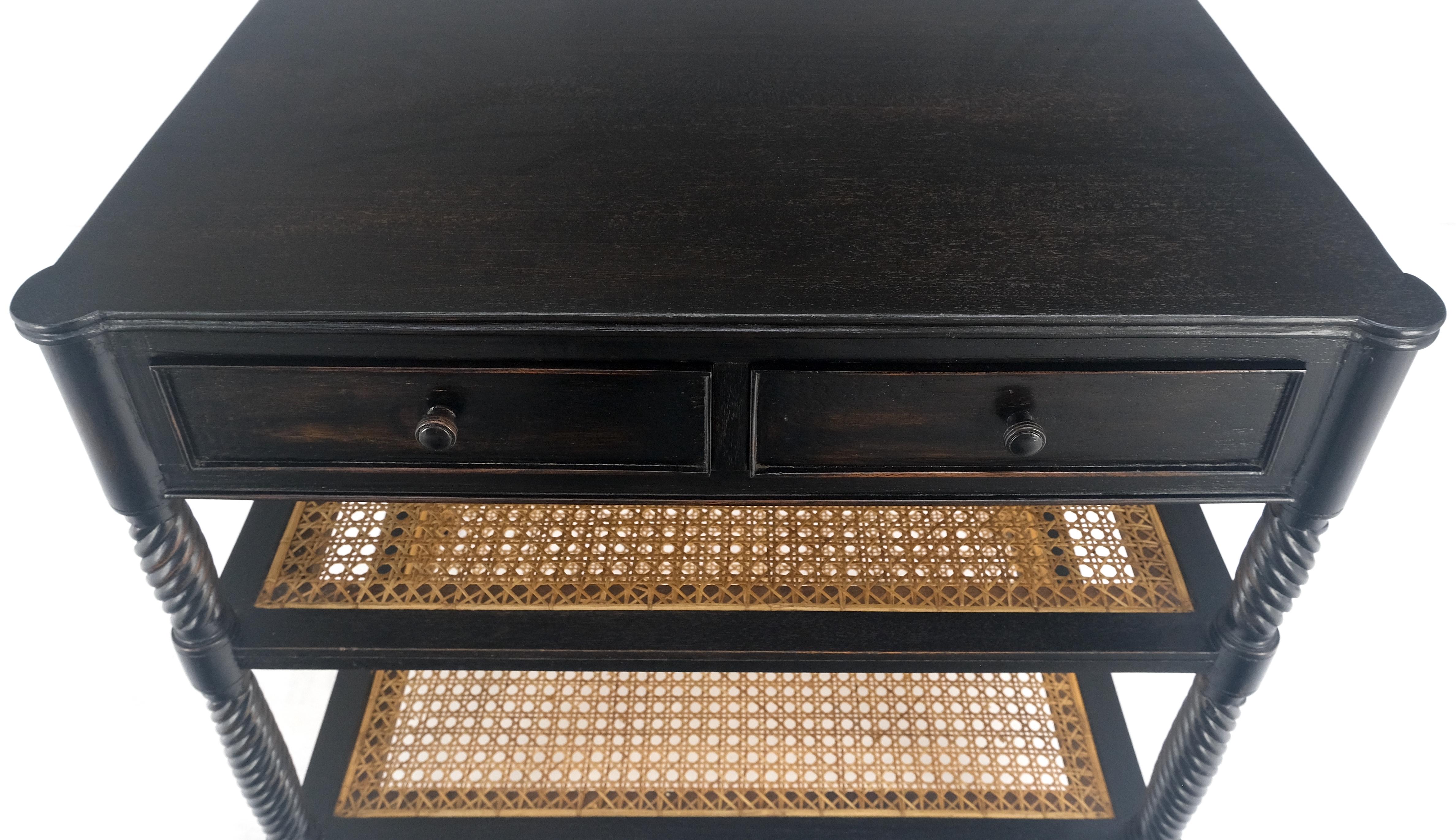 Mesa auxiliar grande ebonizada de dos cajones y 3 niveles con estante de caña y patas de cuerda retorcida tallada en venta 2