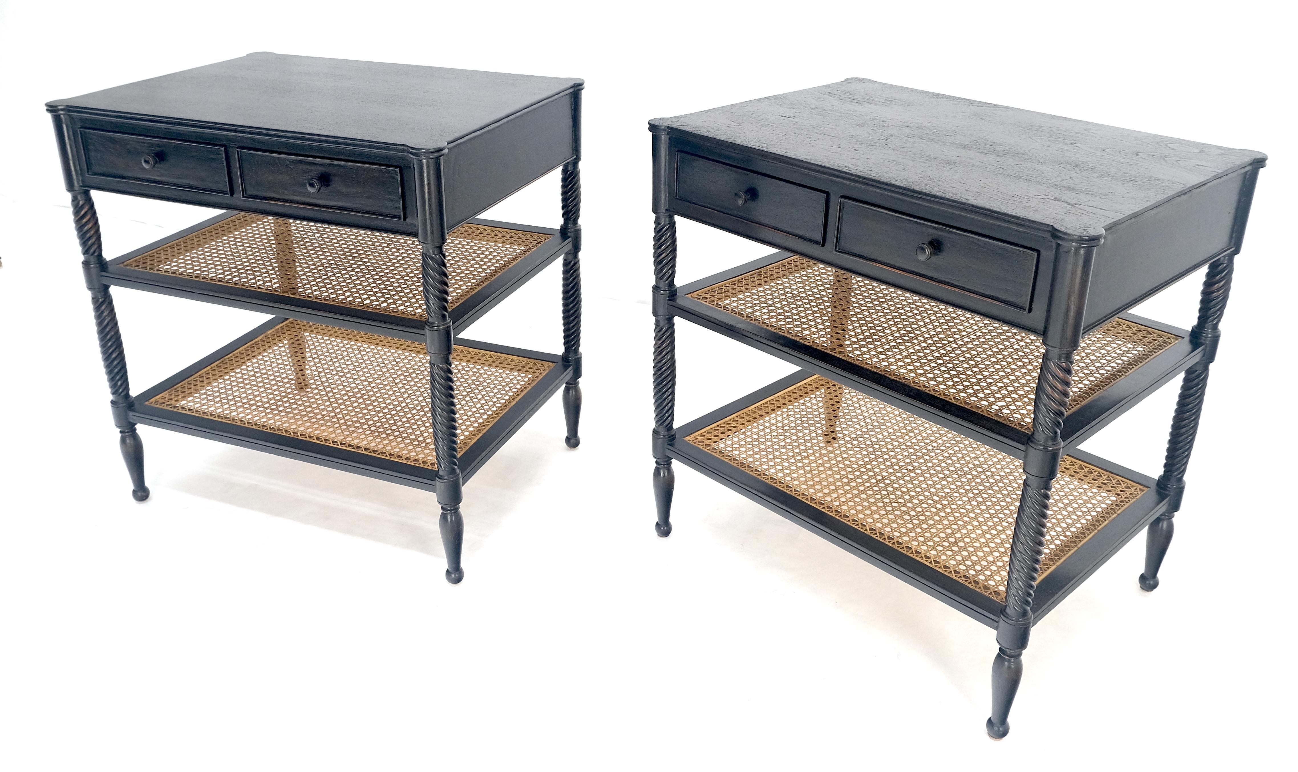 Mesa auxiliar grande ebonizada de dos cajones y 3 niveles con estante de caña y patas de cuerda retorcida tallada Jacobino en venta