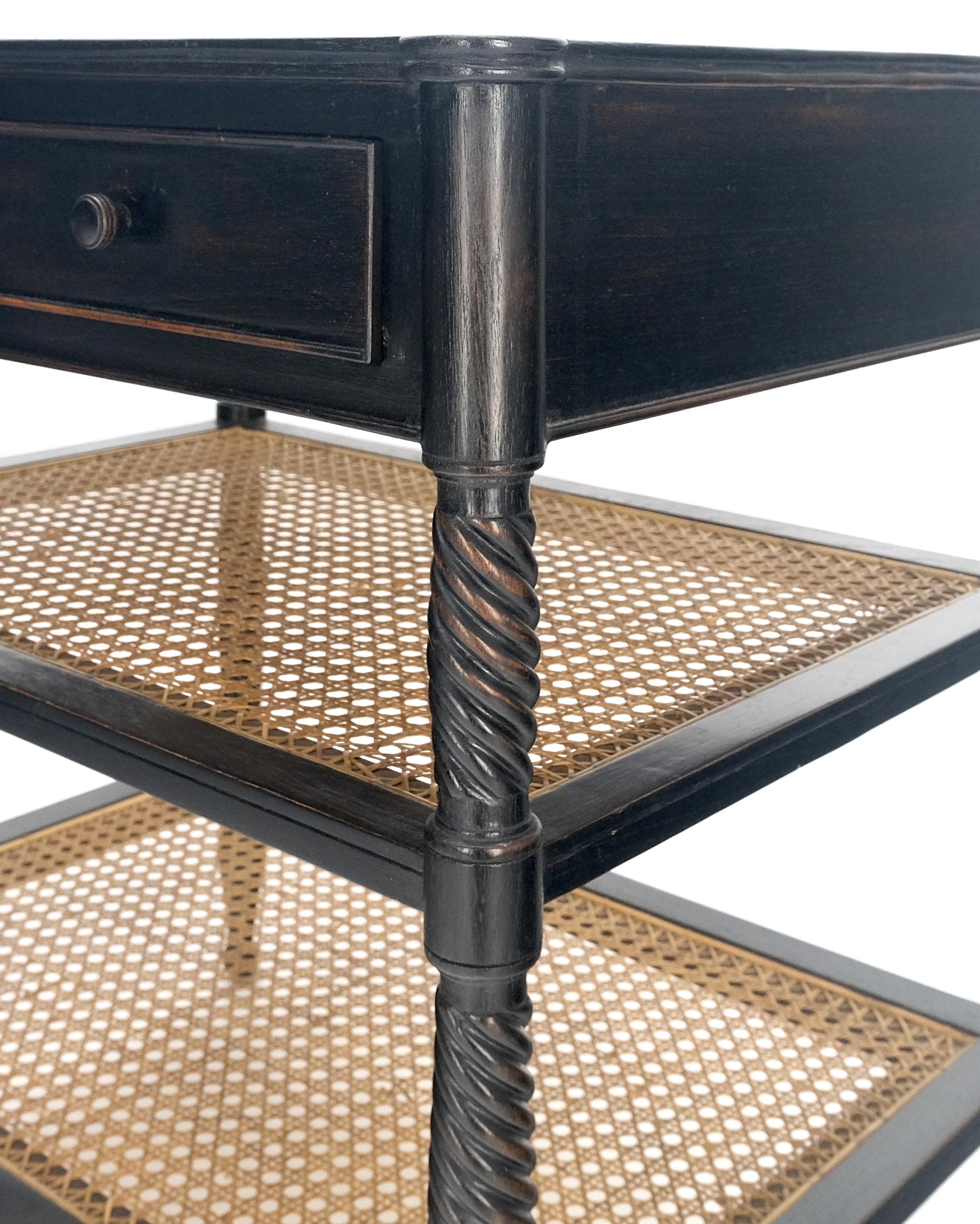 Mesa auxiliar grande ebonizada de dos cajones y 3 niveles con estante de caña y patas de cuerda retorcida tallada Ebonizado en venta