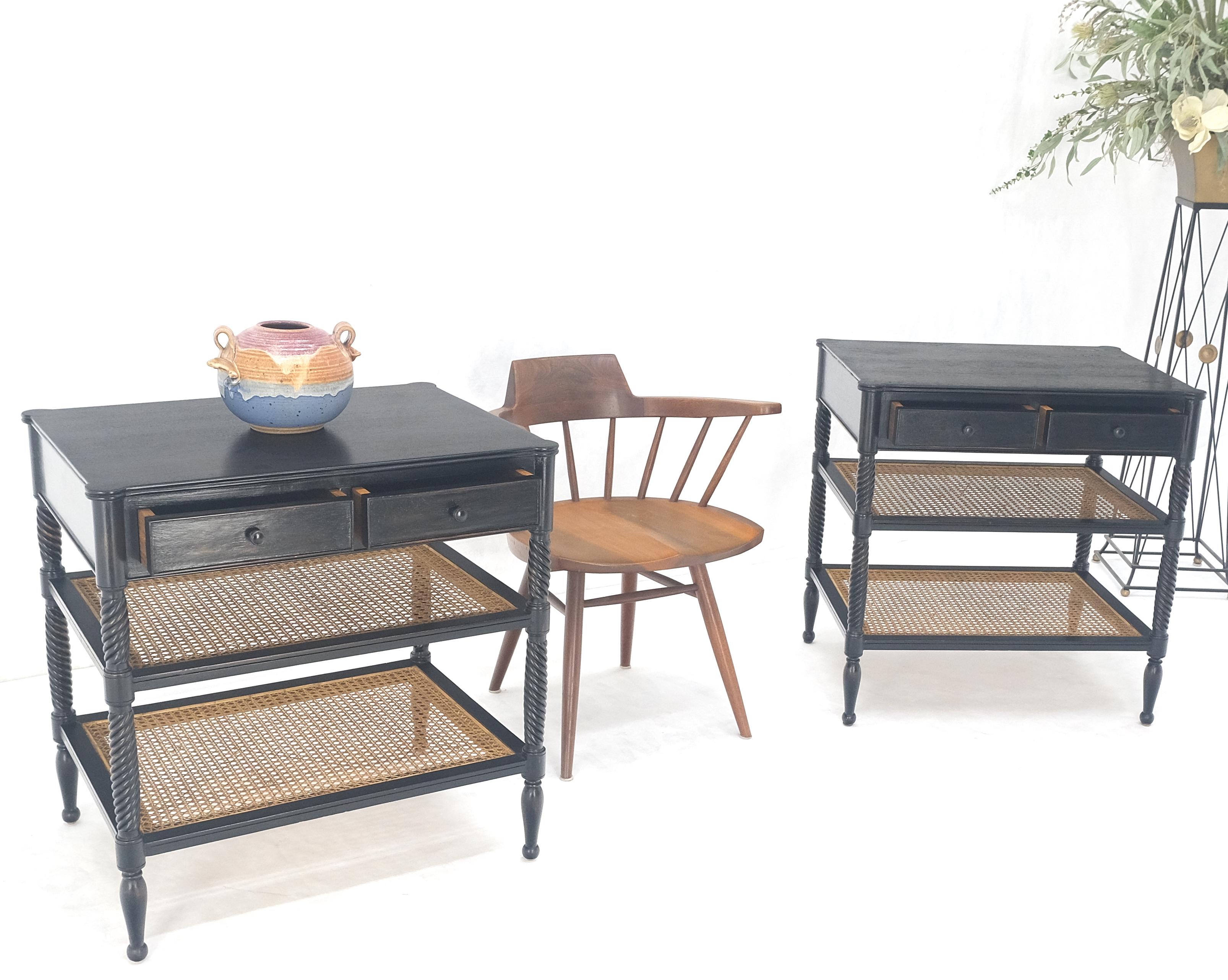 Mesa auxiliar grande ebonizada de dos cajones y 3 niveles con estante de caña y patas de cuerda retorcida tallada siglo XX en venta