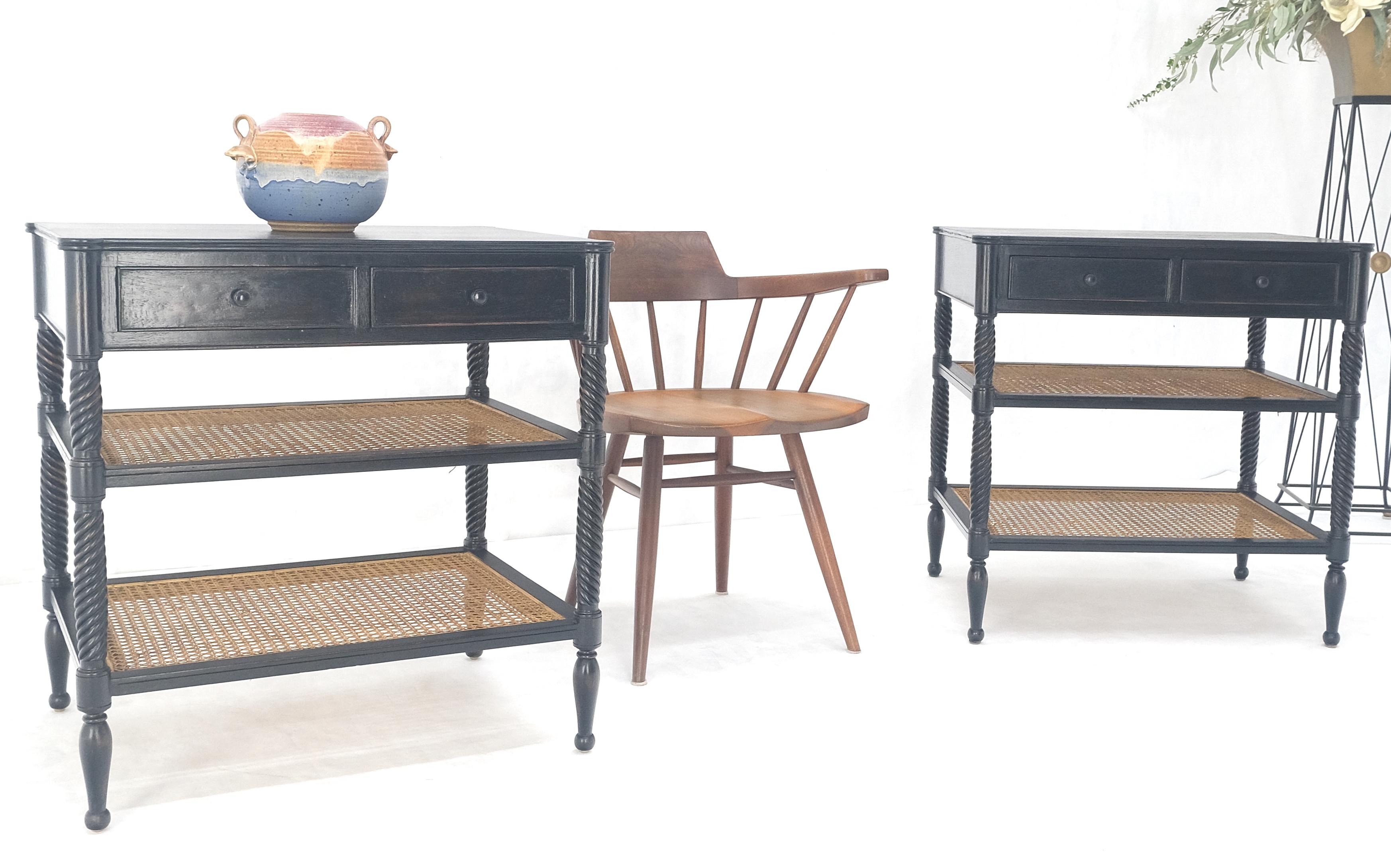 Mesa auxiliar grande ebonizada de dos cajones y 3 niveles con estante de caña y patas de cuerda retorcida tallada Caña en venta