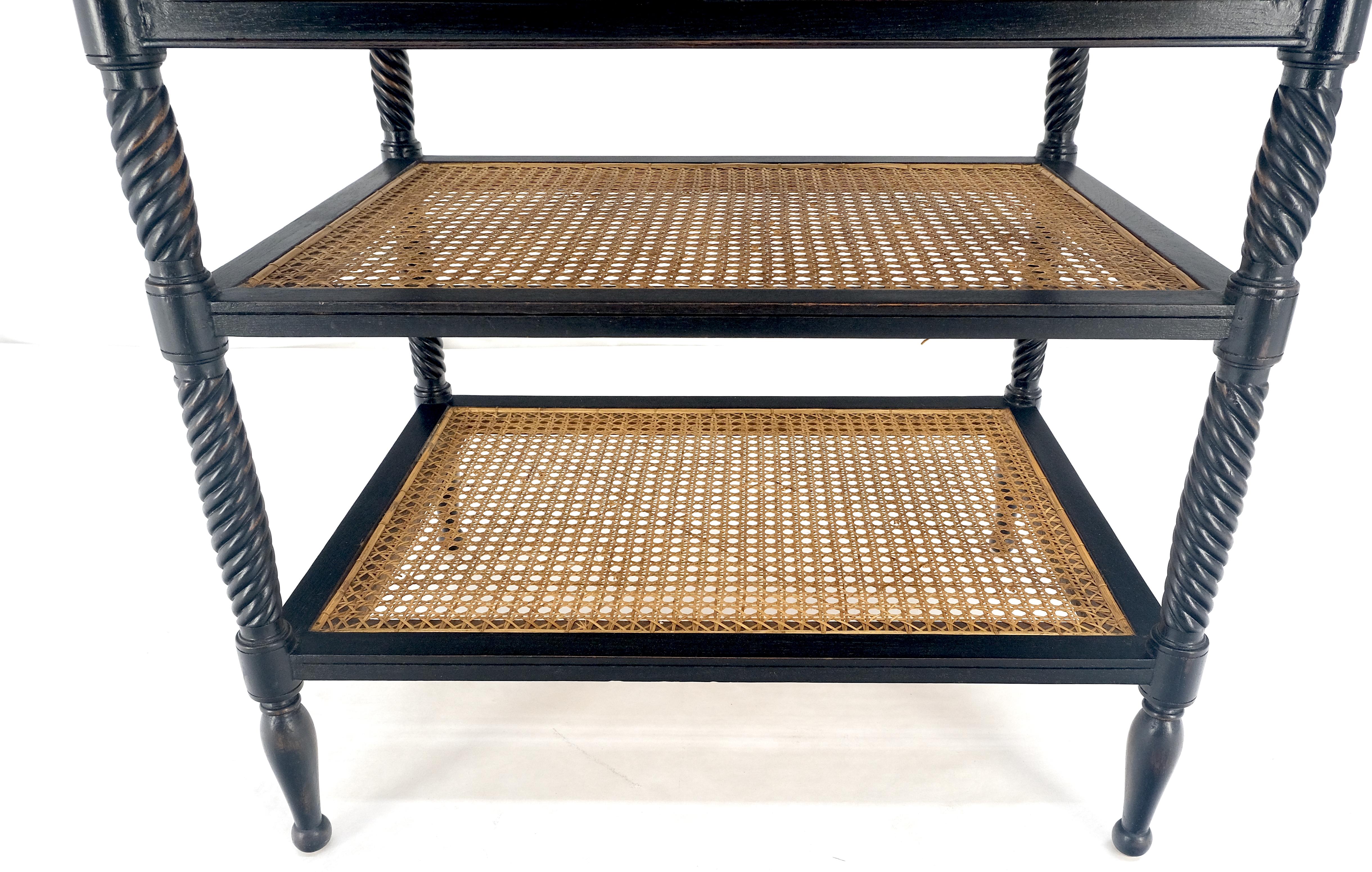 Mesa auxiliar grande ebonizada de dos cajones y 3 niveles con estante de caña y patas de cuerda retorcida tallada en venta 1