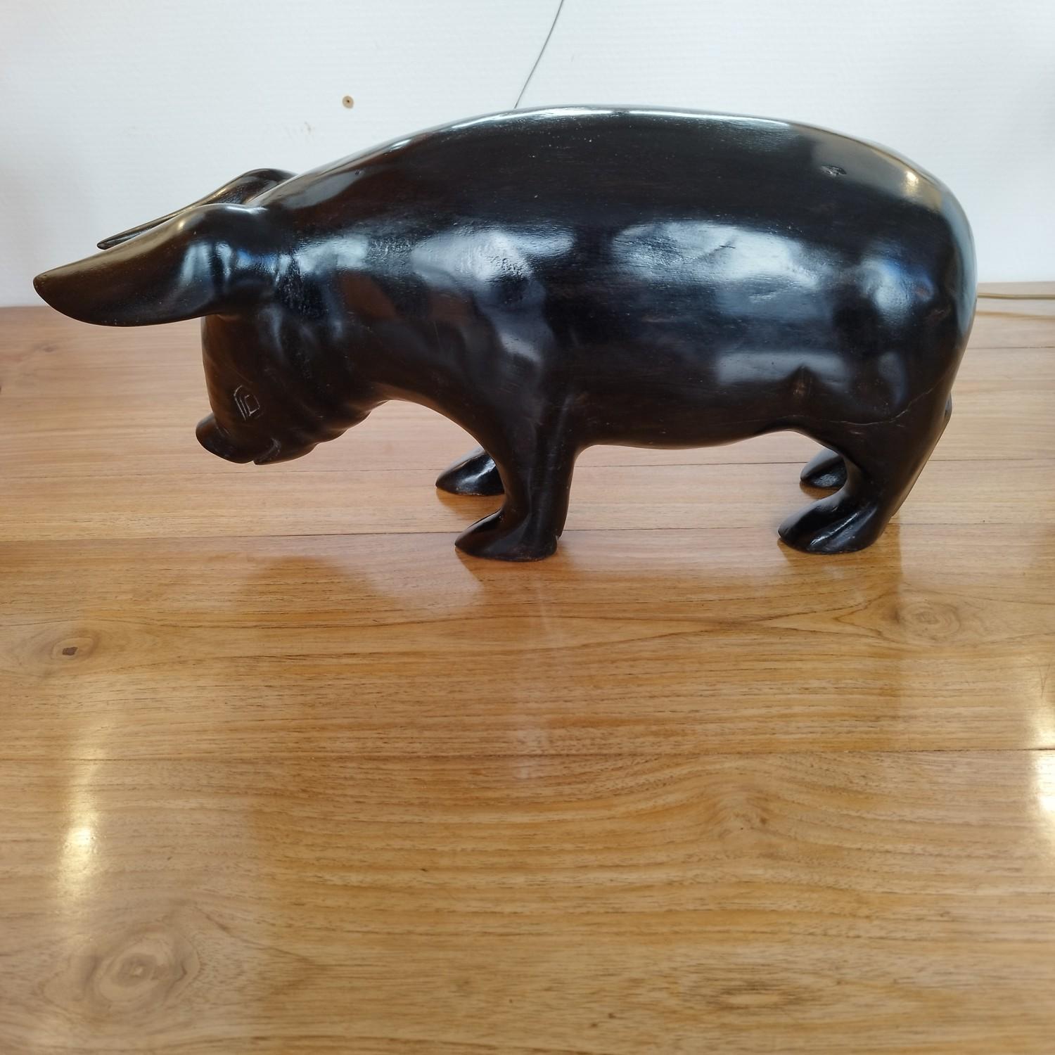 Large pig in ebonized wood, nice patina.
DO NOT HESITATE TO ASK ME FOR A PRECISE SHIPPING QUOTE.